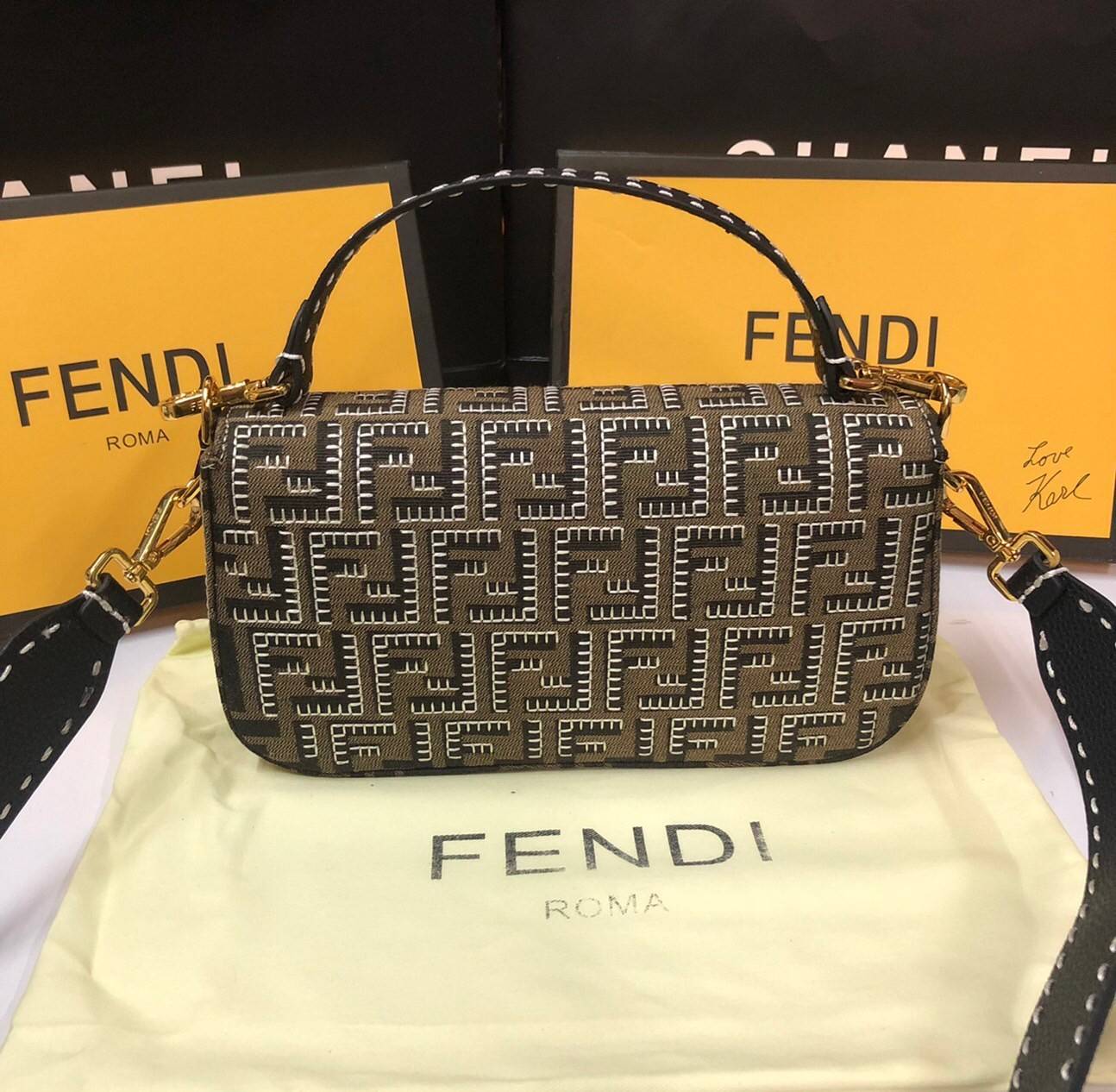 หนังแท้ Fendi Embroidered FF fabric bag กระเป๋าบาแกตต์ขนาดกลางอันเป็นเอกลักษณ์ ผลิตจากผ้าแจ็คการ์ดพร้อมลวดลาย FF สีน้ำตาลอันเป็นเอกลักษณ์ ตกแต่งด้วยงานปักสีตัดกัน ตกแต่งด้วยตัวล็อค FF โดดเด่นด้วยฝาปิดด้านหน้า ตัวล็อคแบบแม่เหล็ก ขอบหนัง