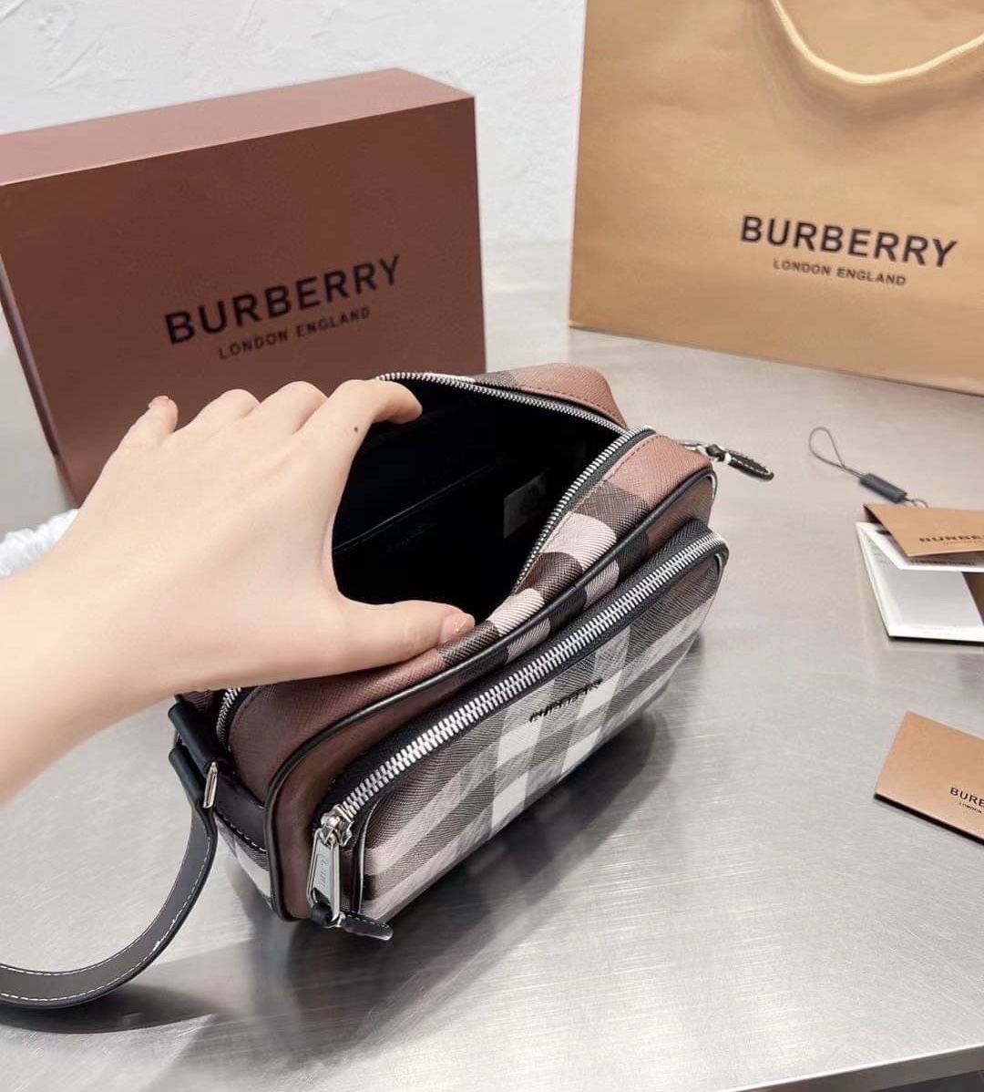 Burberry Vintage Check And Leather Crossbody Bag / Burberry Check Crossbody รุ่นใหม่ล่าสุด คุณผู้ชายช็อปด่วนค่า 🇬🇧 NEW ARRIVAL วัสดุ CANVAS อยู่ทรง ด้านหน้มีช่องซิปใส่ของหนึ่งช่อง ช่องหลักปิดเปิดด้วยซิป Rare items เด็ดๆแบบนี้ห้ามพลาดน้าาา