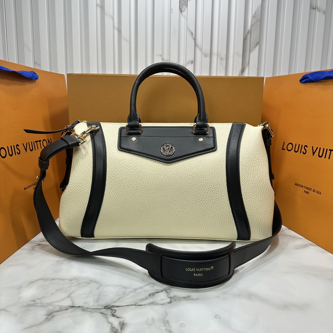 ORI หนังแท้ | LV Biker PM bag กระเป๋าสะพาย ใหม่ล่าสุดเปิดตัวโดดเด่นใน Spring -Summer 2025 ได้แรงบันดาลใจมาจากเสื้อแจ็คเก็ตไบเกอร์สุดไอคอนิก โทนสีคลาสสิกเหนือกาลเวลาไอเท็มหลักเปี่ยมสไตล์ประจำฤดูกาลนี้และในอนาคต