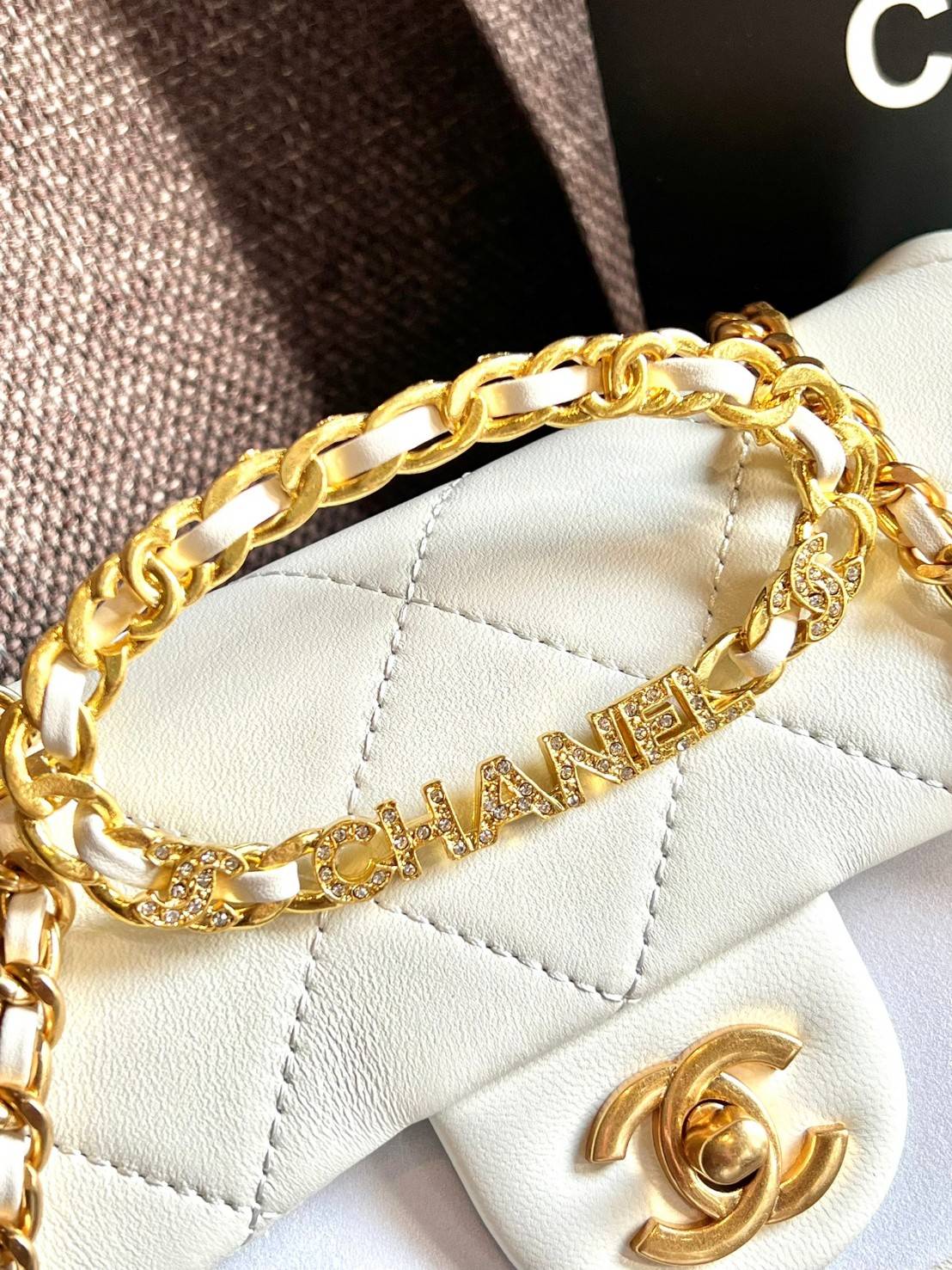 Chanel Small Flap Bag with Top Handle 8" /CHANEL CHAIN SHOULDER BAG กระเป๋าสะพายได้และหิ้วได้ หนังสวย เรียบ สัมผัสนุ่มมือ น่าใช้มากๆ