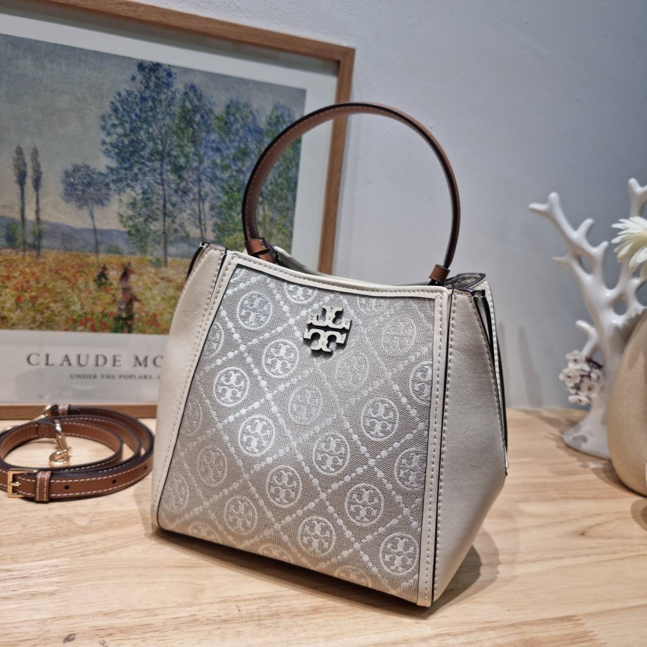TORY BURCH SMALL T MONOGRAM MCGRAW BUCKET BAG กระเป๋าทรงบัคเก็ตโมโนแกรม เกรดออริ สลับแท้ 1:1 ใช้งานต่างประเทศได้