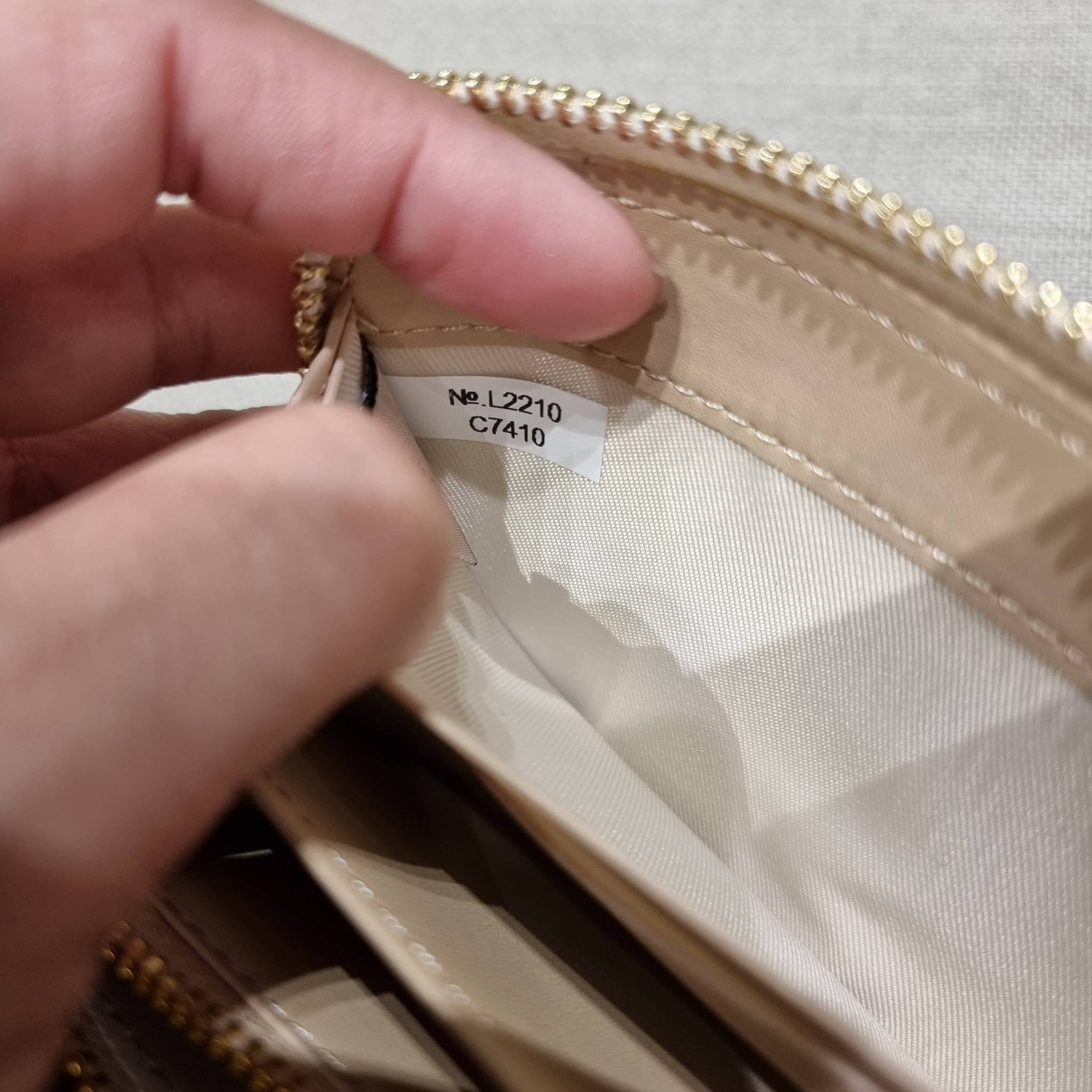 COACH C7410 LONG ZIP AROUND WALLET WITH ORNAMENT PRINT ความสวยต้องส่งต่อ!! คอลเลคชั่นใหม่ 2IN1 คุ้มค่าแบบที่สุด กระเป๋าสตางค์กึ่งคล้องมือ ดีไซน์ลวดลายสดใส น่ารักน่าใช้ คลาสสิคใช้ง่าย ไม่มีเบื่อ วัสดุหนังแคนวาสเคลือบลาย มาพร้อมสายคล้องมือ ถอดออกได้ ภายในใส