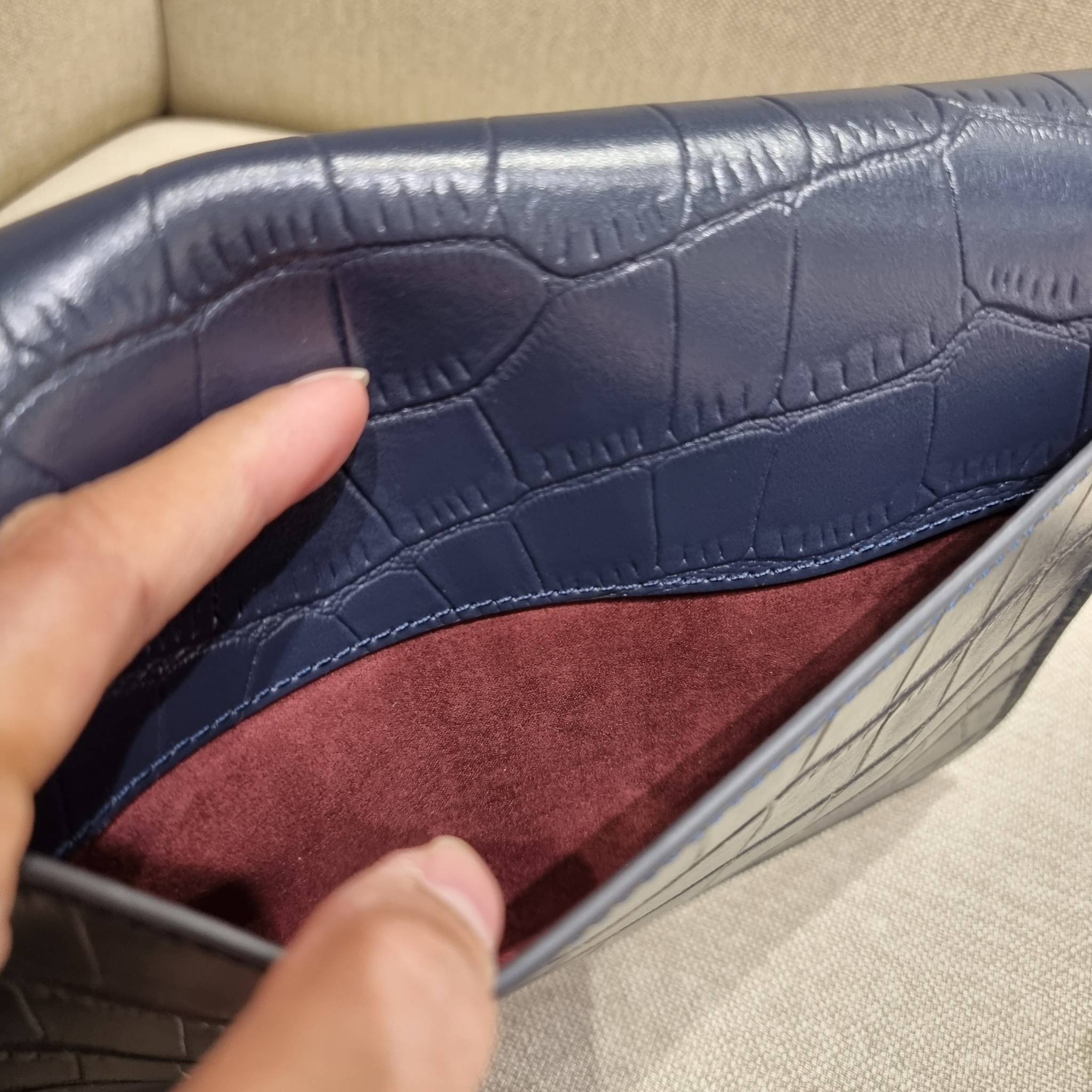 COACH C5631 BRYNN FLAP CROSSBODY แซ่บที่สุด ใหม่ที่สุด!! คอลเลคชั่นใหม่!! มองยังไงก็หลงรักละสายตาไม่ไหว กระเป๋าสะพายข้างลุคไฮน์ ที่ดีไซน์ออกมาได้ปัง และดูแพงมากๆ ด้วยดีเทลคลาสสิค รูปทรงใช้งานง่าย เรียบๆแต่มีดีเทล วัสดุหนังลายจระเข้ สวยม้าก!!! เปิด-ปิดด้วย