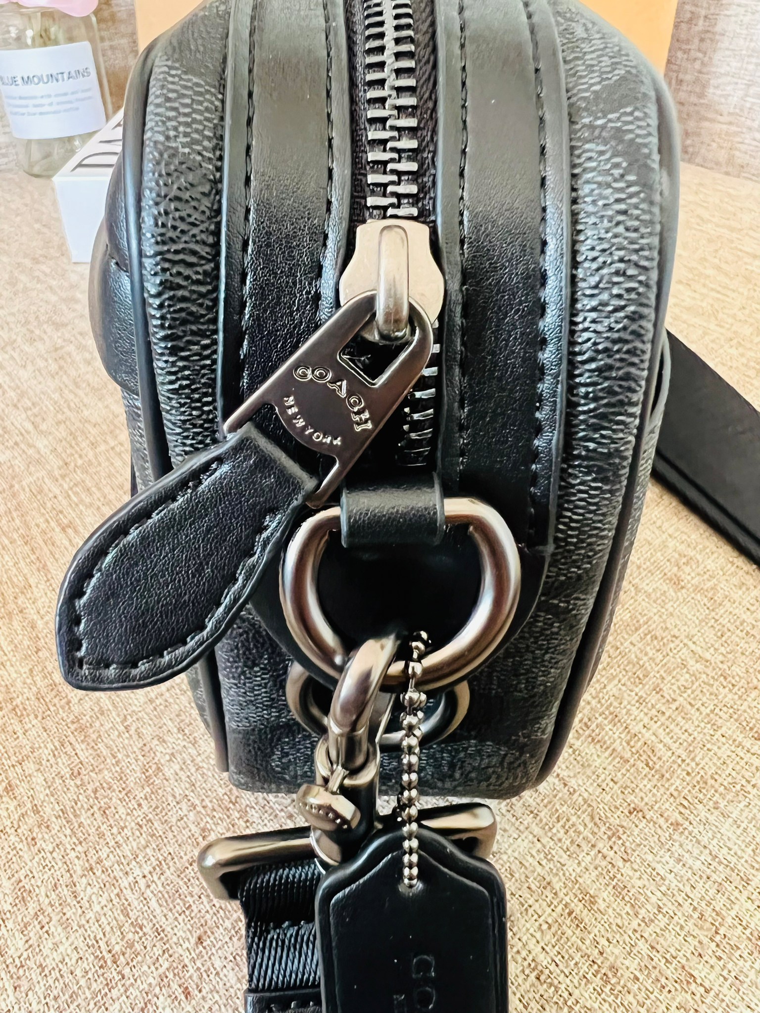 COACH GRAHAM CROSSBODY IN SIGNATURE CANVAS F50715 ผ้าใบเคลือบซิกเนเจอร์พร้อมรายละเอียดหนังลูกวัวที่ผ่านการกลั่น| ภายในกระเป๋ามัลติฟังก์ชั่น| ปิดซิป ซับในผ้า| ด้านนอกมีซิปและกระเป๋าสลิป| สายสะพายถอดได้ 53" สำหรับสะพายไหล่หรือ crossbody