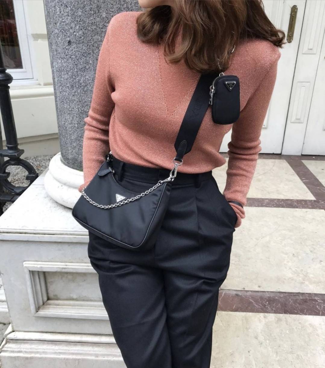 VIP 🥂 PRADA RE-EDITION 2005 RE-NYLON SHOULDER BAG ไอเท็มสุดปัง ที่ฮิตตลอดกาลไม่ว่าจะปีไหนๆ จัดให้ครบทั้งสีขายดีและสีใหม่ล่าสุด ที่สายคุณหนูห้ามพลาด!! กับกระเป๋าสะพายทรงคลาสสิค เหมาะเป็น everyday bag มากๆ วัสดุผ้าไนล่อนคุณภาพ พร้อมใบลูก ไว้ใส่เหรีย