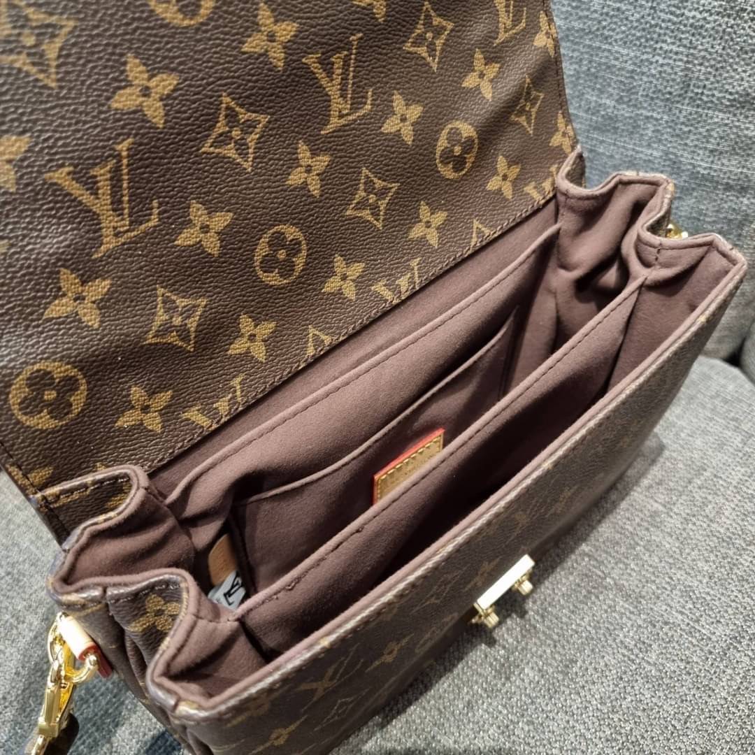 ยกระดับให้ตัวเอง กับไอเท็มสุดเลิศ ที่สาวๆตามหา LV pochette metis กระเป๋าถือ/สะพายทรงสวย คลาสสิค ดีไซน์เรียบง่าย แต่แฝงความหรู วัสดุหนังแคนวาสคุณภาพดี เปิดปิดด้วยตัวบีบล็อค ด้านหลังมีช่องซิปแยก ภายในซับสวยงามมาก ดูแพงที่สุด แบ่งสัดส่วนดูเหมาะ น่าใช้จริงๆ ส