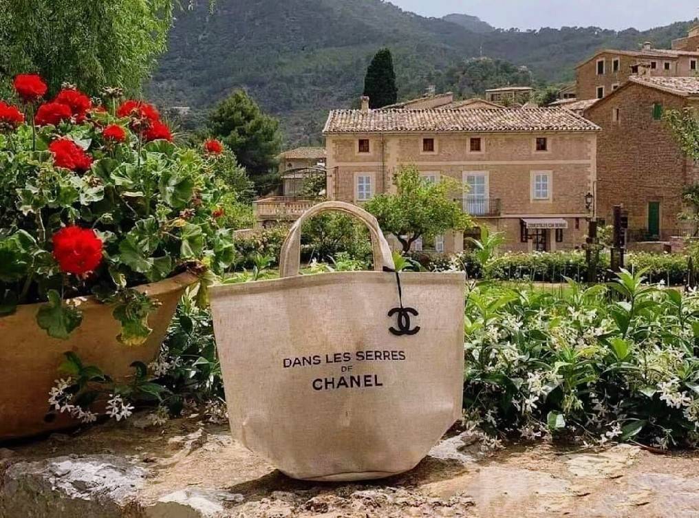มาแล้วค่ะ! Chanel GWP New items ที่สาวๆพรีกันมาเยอะ Don't Miss! New Arrivals! Chanel DANS LES SERRES DE CHANEL Nylon Shopping Bag VIP Gift Event GWP พรีเมี่ยมกิ๊ฟรุ่นใหม่ล่าสุดคอลเลคชั่น DANS LES SERRES จาก Chanel Exhibition ใบใหญ่กำลังดีวัสดุ Nylon 