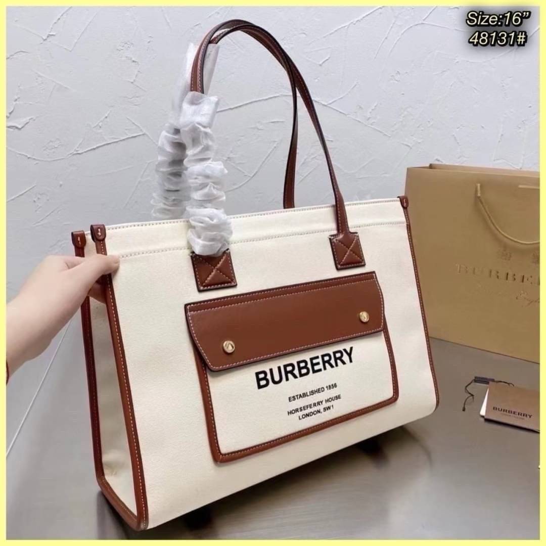 Burberry Freya Canvas Tote Bag Large กระเป๋าสะพายทรงโท้ทใบใหญ่จุใจ ดีไซน์ทรงเหลี่ยมสวยอยู่ทรง ด้านหน้ามีช่องใส่ของ ภายในโล่งกว้างจุของใช้ได้เยอะ