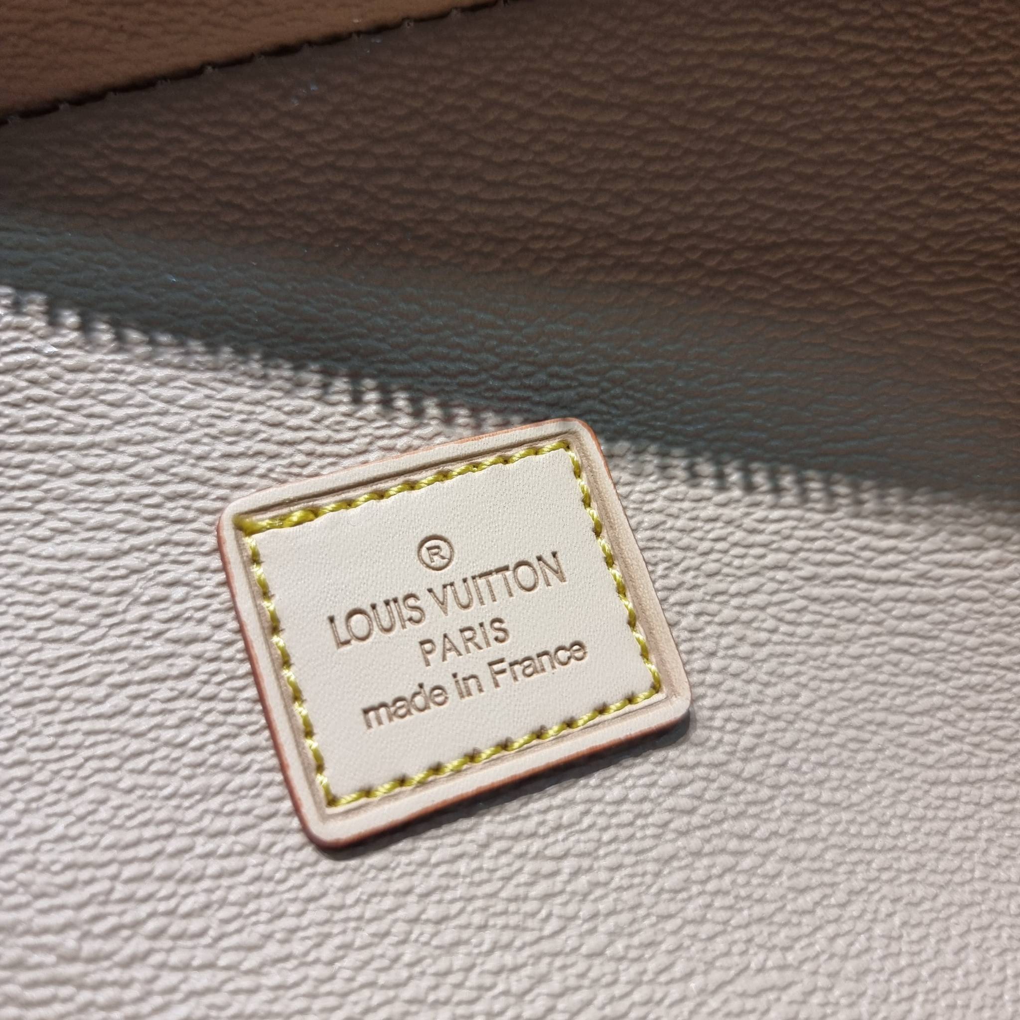 LV NICE MINI MONOGRAM BAG เบสท์เซลเลอร์คอลเลคชั่น ที่ใครๆก็ต้องมีใช้ กับกระเป๋า cosmetics ทรงกล่อง ใส่เครื่องสำอางค์ หรือจะใช้ใส่ของพกจำเป็นประจำวันก็ได้ สบายๆ