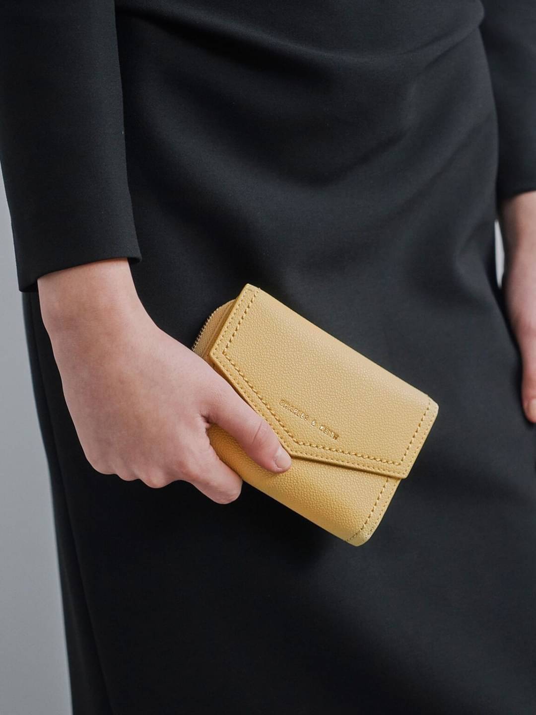 CHARLES & KEITH ENVELOPE SMALL WALLET กระเป๋าเงินใบกลาง วัสดุหนังพิมพ์ลายสีสวยน่ารัก ด้านหน้าปั๊มโลโก้แบรนด์ เปิดปิดด้วยกระดุมแม่เหล็ก