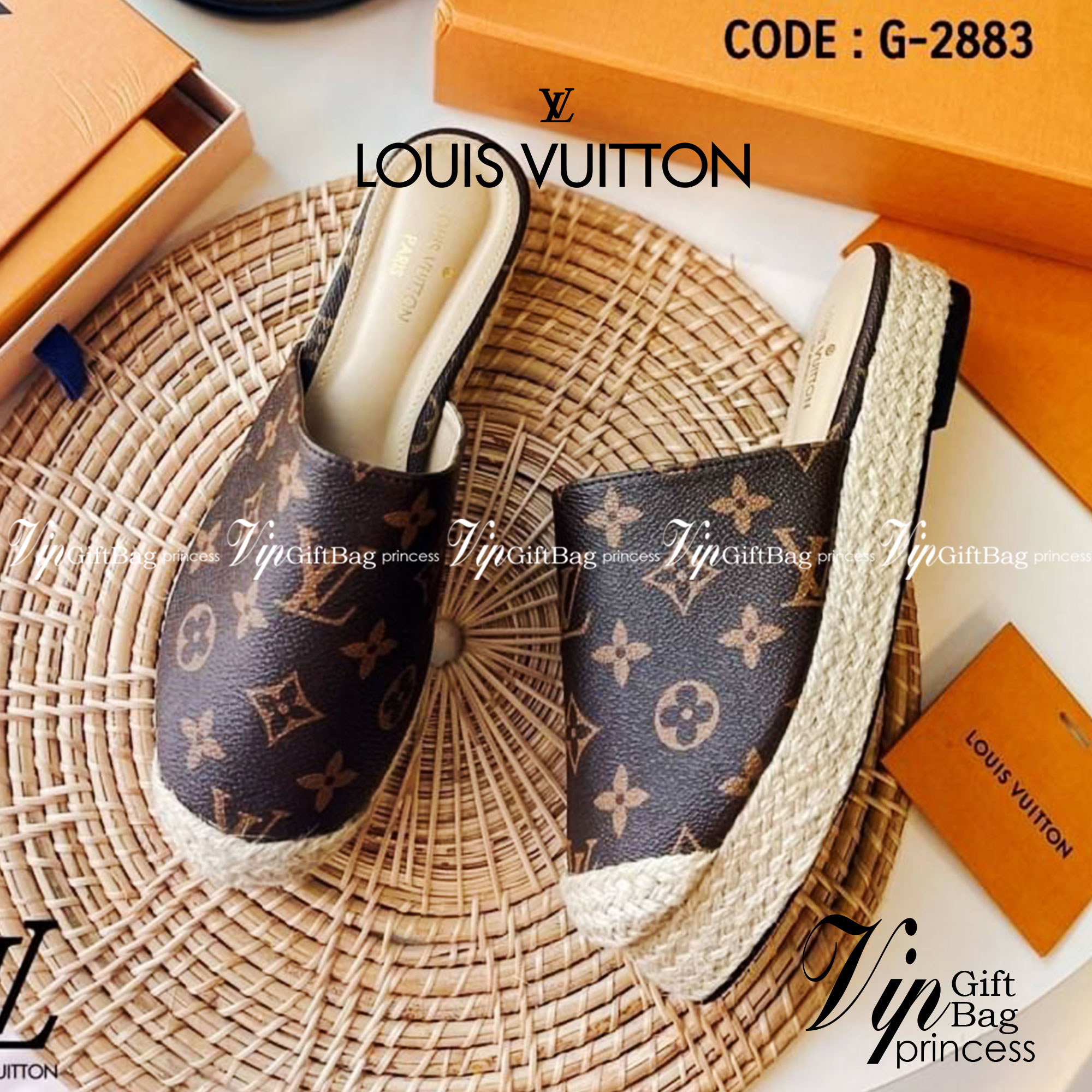 Louis Vuitton รองเท้างานสวม ส้นเสมอ มีส้นเล็กน้อย กำลังใส่สบาย ด้านหน้ากว้าง วัสดุหนังลายแบรนด์ แต่งปอหวายรอบส้น สวย เก๋ งานเรียบร้อย น้ำหนักเบา
