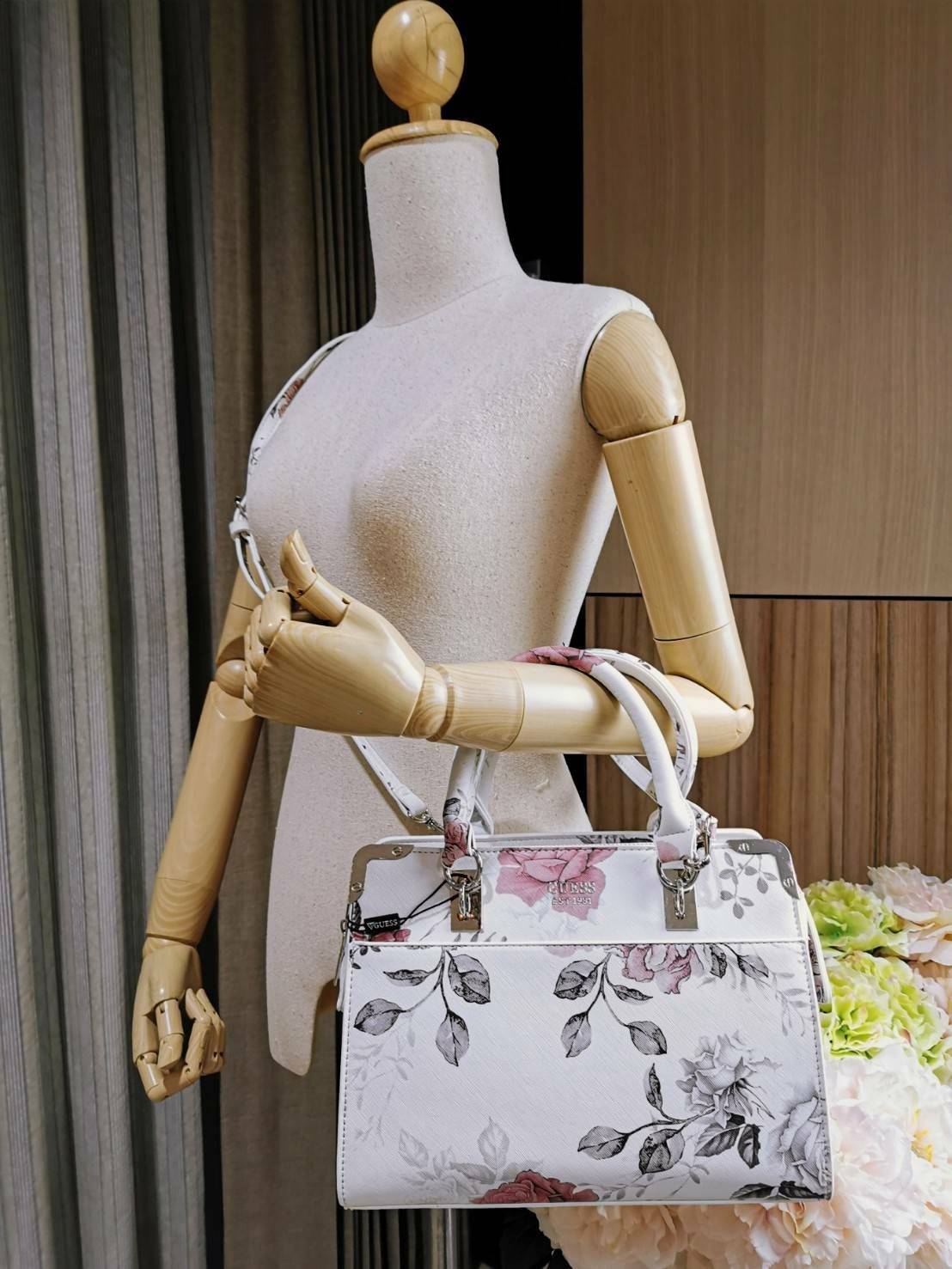 GUESS WOMAN CROSS BODY BAG กระเป๋าถือ/สะพายรุ่นใหม่ล่าสุดจาก GUESS FACTORY หนังสวยอยู่ทรงแข็งไม่ย้วย ขนาดกำลังดี น้ำหนักเบาด้านหน้าประดับโลโก้แบร์นพร้อมอะไหล่เงินที่หูหิ้วและมุมขอบกระเป๋าเพิ่มดีเทลเก๋ หูจับเเข็งแรงพับลงได้ เปิดปิดด้วยซิปสะดวกใช้ ภายในมีโล