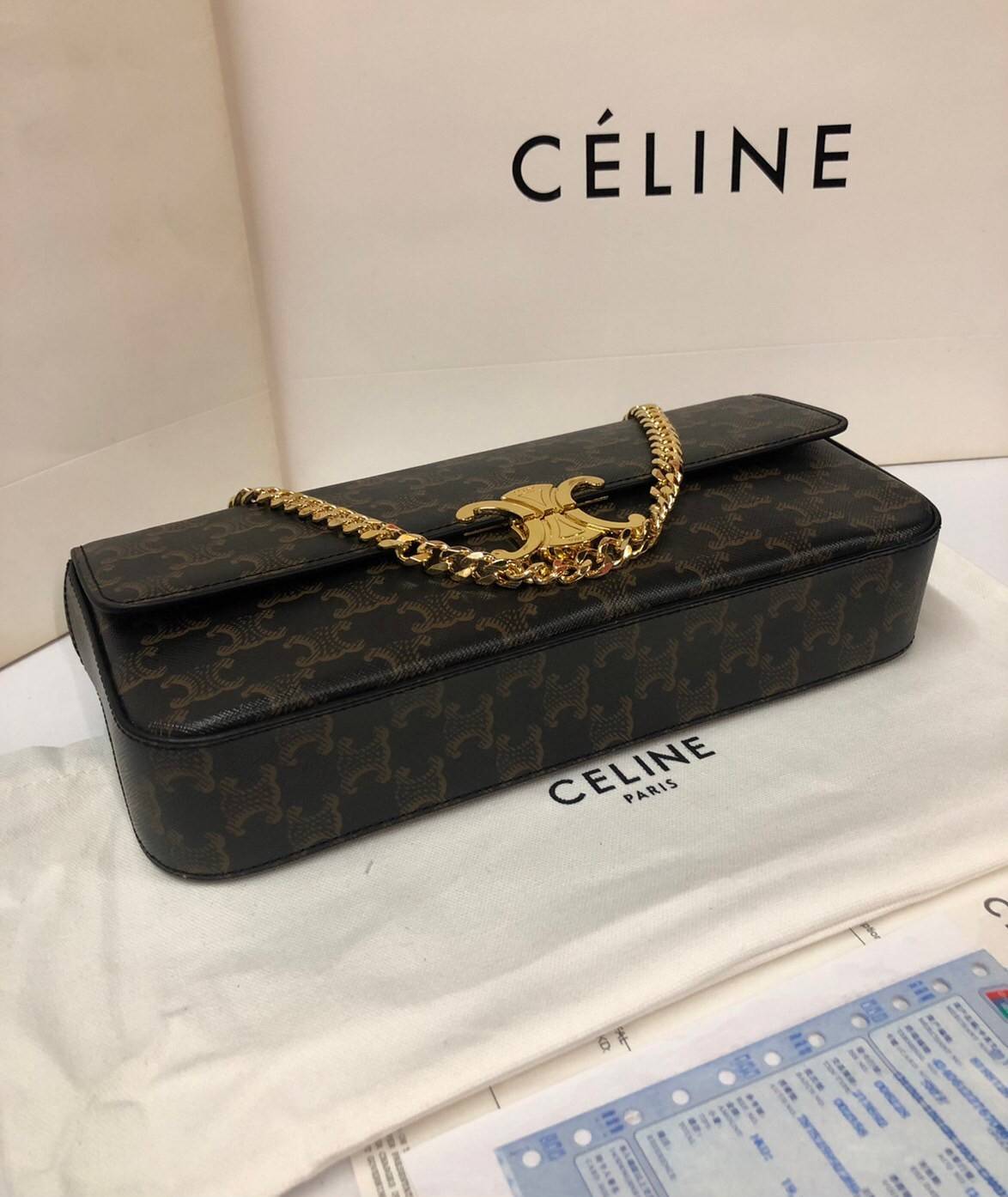 หนังแท้ CELINE TRIOMPHE CHAIN SHOULDER BAG INTRODUCING THE NEW CELINE BAG / CELINE CHAIN BAG TRIOMPHE IN SHINY CALFSKIN CELINE WOMEN WINTER 21 ก็ปังๆ ยาวๆ ไปเลยสิค่ะ งานหนังแท้ทั้งใบสวยหรู สวยมากกก เก๋มาก ต้องมีแล้วค่าา แบบใหม่ล่าสุด งานพึ่งเข้ามาน้อยน้าา