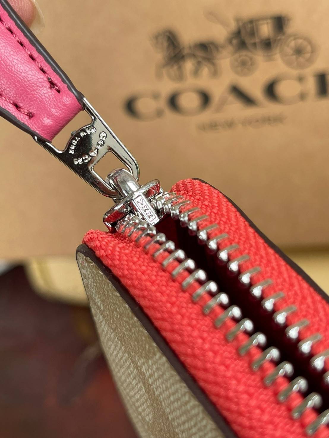 COACH ACCORDION ZIP WALLET IN SIGNATURE CANVAS กระเป๋าสตางค์ใบยาวนี้ที่เหมาะกับการใช้งานทุกรูปแบบ นอกจากเพิ่มความมั่นใจแล้ว ยังทำให้ชีวิตของเราง่ายขึ้นอีกด้วย โดยการเปิดปิดแบบซิปรอบ สามารถใส่ธนบัตร เหรียญ บัตรต่างๆได้หลายใบเลยทีเดียว ขนาดของกระเป๋าสามารถถ