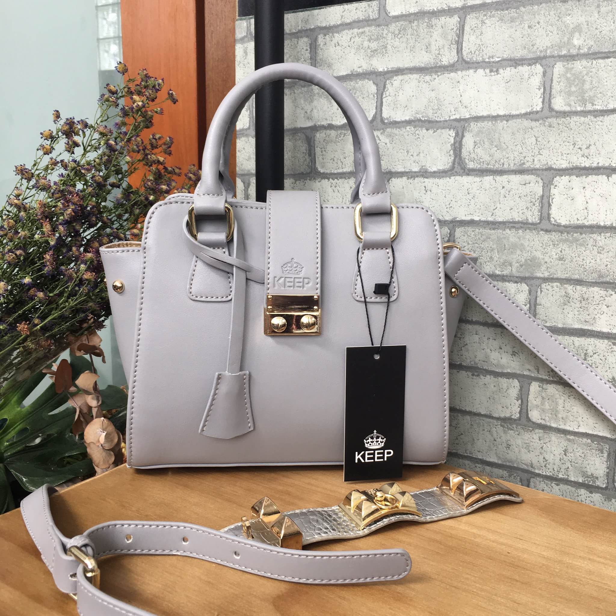 จากแบรนด์ KEEP ทรง รุ่น passion on handbag จุดเด่นที่ >หนังคุณภาพ premium PU > ถือสะพายเข้าง่ายกับทุกชุด >ทรงสวยมากคะ ขนากกระเป๋ากำลังดีคะ ใส่ กปต ยาว มือถือได้ทุกรุ่น > มีช่องย่อยแบ่งเก็บของด้านใน เป็นสัดส่วน