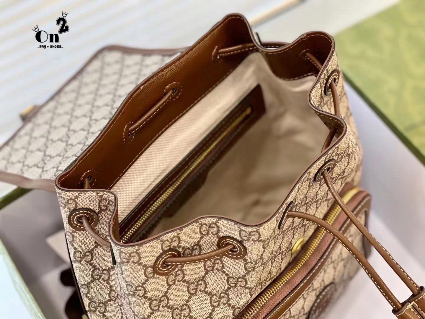 GUCCI Backpack with Interlocking G / GG Coated Canvas Backpack กระเป๋าเป้กุชชี่ใช้ได้ทั้งหญิงชาย ไม่ว่าจะวันธรรมดาหรือวันไปเที่ยว เพียงแค่สะพายกระเป๋าเป้ใบนี้ติดตัวไปด้วย ก็เพิ่มความมีสไตล์ให้กับตัวเองได้แล้ว ด้วยรูปทรงและลายตารางอันเป็นสัญลักษณ์ของแบรนด์