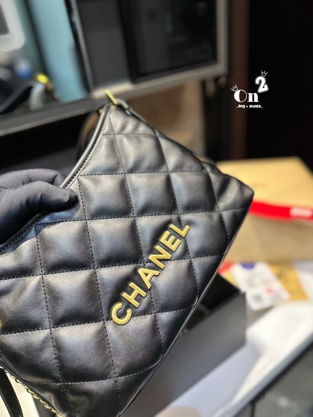 CHANEL HOBO BAG Shoulder Bag กระเป๋าสะพายทรงโฮโบ หนังลายตาราง โลโก้CC Iconic ด้านบนแบบเปิดปิดด้วยซิป สายโซ่ทองสวยหรูใช้งานสะดวกกำลังน่ารักเลยค่ะ