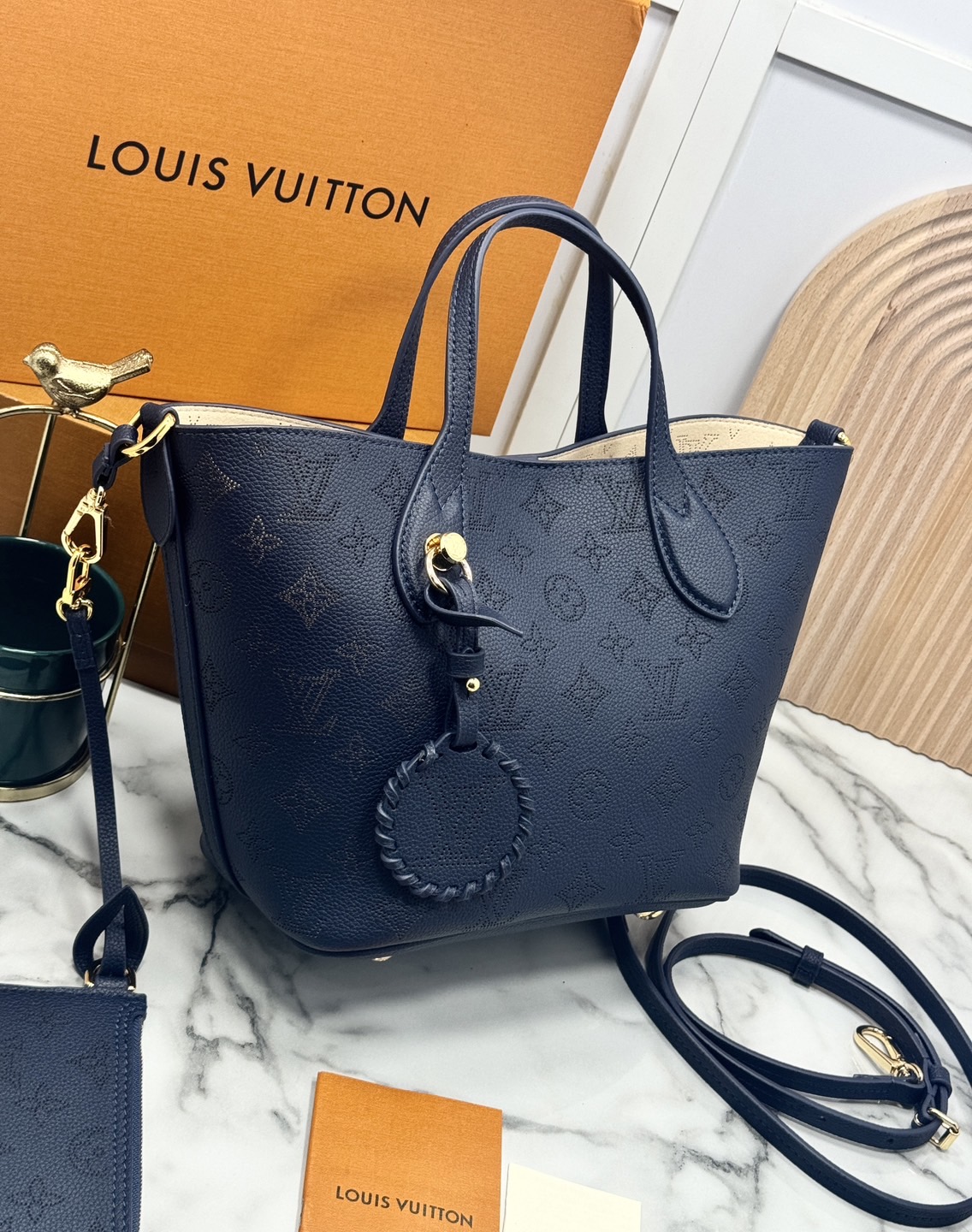 TOP ORI หนังแท้ | LV Blossom PM bag กระเป๋าทรงโท้ทรุ่นใหม่ โทนสีกรมคลาสสิกเหนือกาลเวลาที่มีสไตล์พร้อมตอบโจทย์การใช้งานมากขึ้น ฉลุลายโลโก้เป็นเอกลักษณ์ สวยหรู ดูแพงมากค่ะ