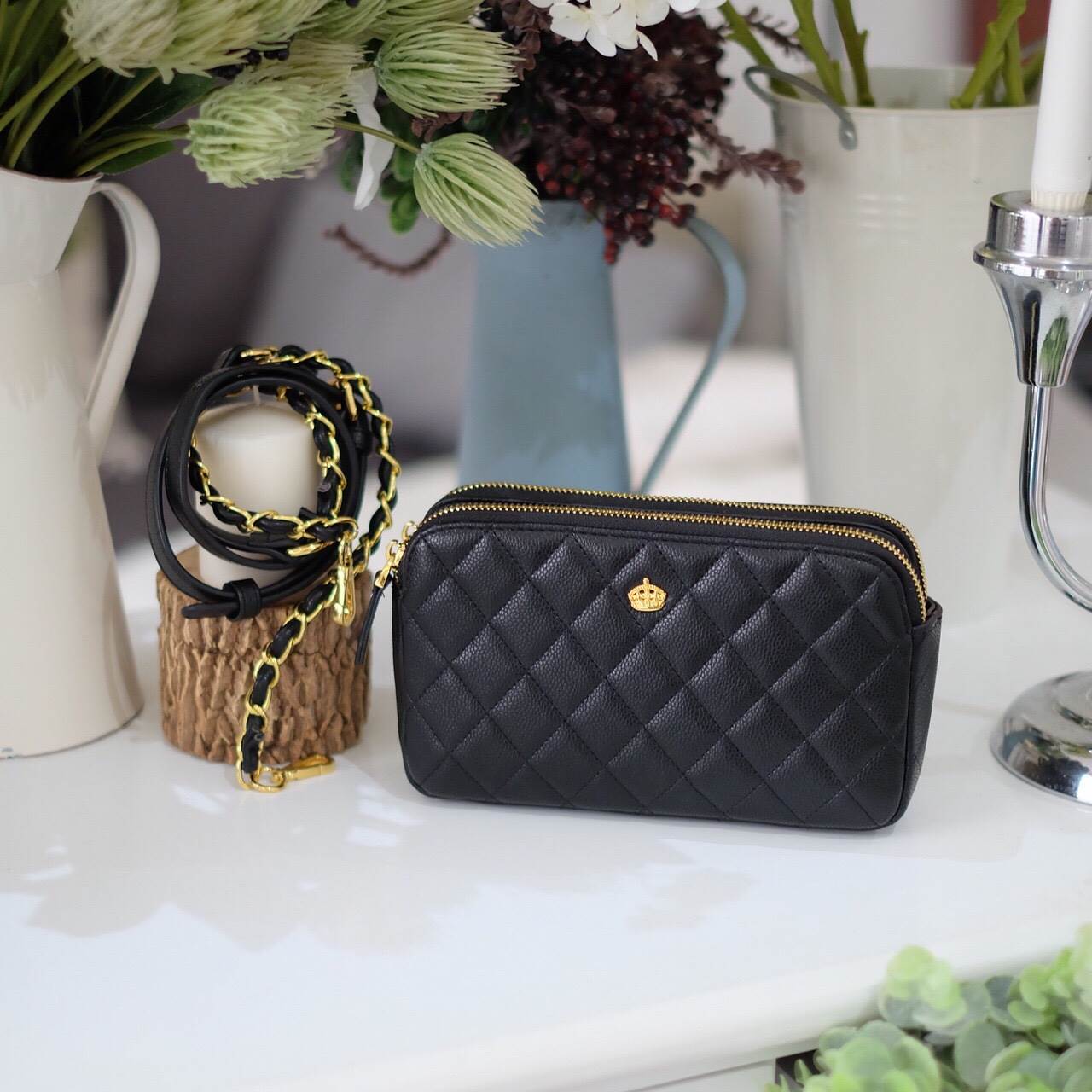 2 สี ขายดี พร้อมส่ง ค่า KEEP รุ่น Carla ทรงที่ขายดีที่สุดในตอนนี้ ใครกำลังตามหากระเป๋าใบเล็ก ช่องเก็บเยอะๆ แนะนำ ใบนี้เลยค่า New item KEEP ' Carla ' 2zipper bag กระเป๋าสะพายข้าง แบบช่อง 2 ซิป ใบเดียวจบ จุครบ All item ! จะแต่งตัวสไตล์ไหนก้อเอาอยู