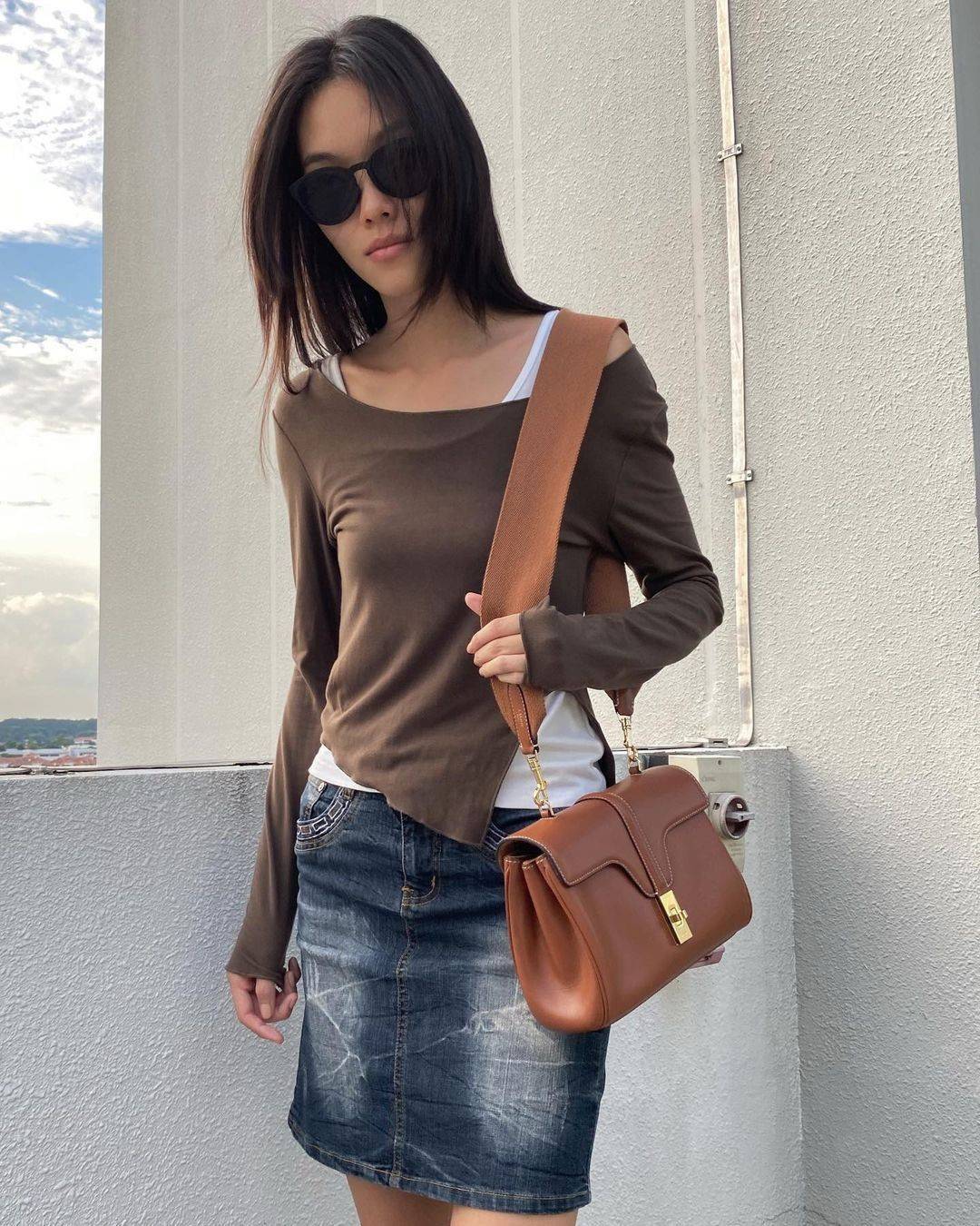 พร้อมส่งความสวย✴️นาทีนี้ต้อง CELINE TRIOMPHE CROSSBODY BAG SMOOTH CALFSKIN VIP GIFT WITH PURCHASE-GWP พรีเมี่ยมกิ๊ฟ Limited Edition จาก CELINE PERFUME DUTY FREE COUNTER วัสดุ หนังแท้ CALFSKIN ดีไซน์สวยหรูสุดคลาสสิคหนังเรียบสวยอยู่ทรงเปิดปิดด้วยฝาปิ