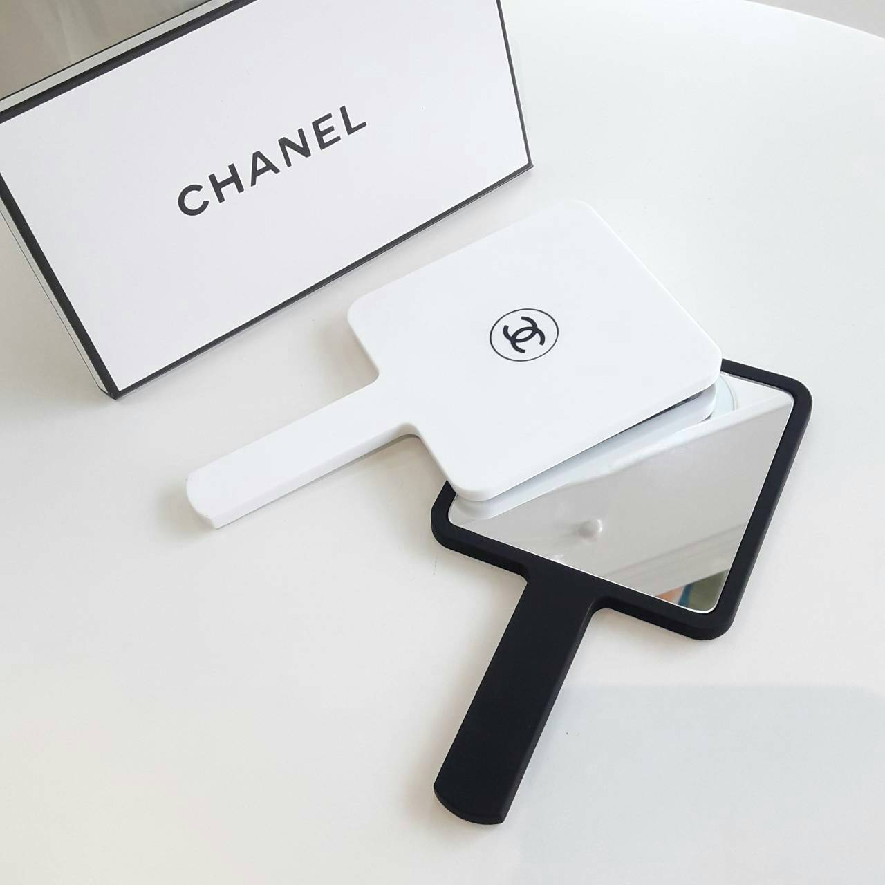 มีกระจกดีดีสักชิ้น ไว้พกติดตัวกันหรือยังคะสาวๆ? ทางร้านขอแนะนำ Chanel xoxo mirror กระจกแบบถือ ของสมนาคุณ จากแบรนด์ เครื่องสำอางค์ Chanel ตัวกระจกมีขนาดกะรัด ถือง่าย พกพาสะดวก ด้านนอกผิวลื่นเคลือบด้านสบายมือ ปั้มโลโก้แบรนด์ ด้านในเป็นกระจกใส จะส่องกี่ครั้ง