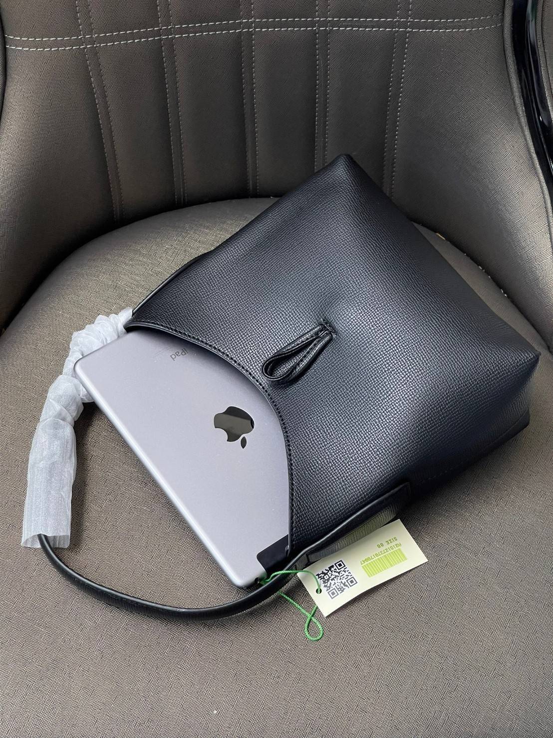 Longchamp ROSEAU Sac porté épaule XS กระเป๋าสะพายไหล่ซึ่งเป็นหนึ่งในแฟชั่นไอเทมที่สาว ๆ ส่วนใหญ่จะต้องมีไว้ใช้งานกันอย่างน้อยคนละหนึ่งใบแน่นอน ใช้งานสะดวก คล่องตัว ทั้งยังมีดีไซน์ให้เลือกหลากหลายตั้งแต่แบบหรูหรา น่ารักสดใส ไปจนถึงเรียบโก้ ให้คุณเลือกหยิบม