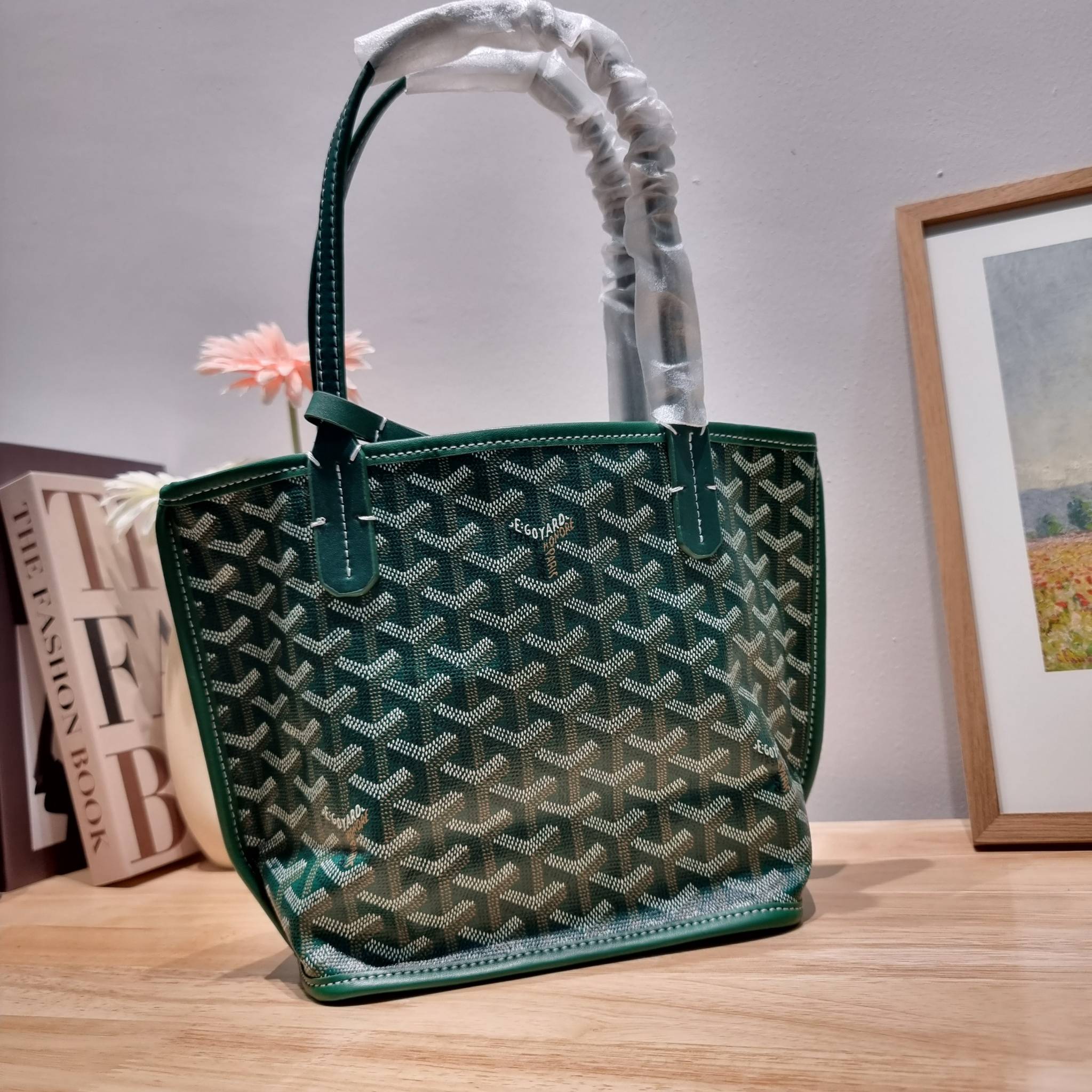 GOYARD MINI ANJOU REVERSIBLE TOTE ฮอตไอเท็ม กับกระเป๋าสะพายทรงโท้ท ไซส์มินิ กะทัดรัดมาก มาครบสีขายดี เลิศทุกสี รูปทรงคลาสสิค ดีไซน์เป็นเอกลักษณ์ ใช้งานได้หลากหลาย สามารถกลับด้านใช้ได้แบบไม่มีเบื่อ