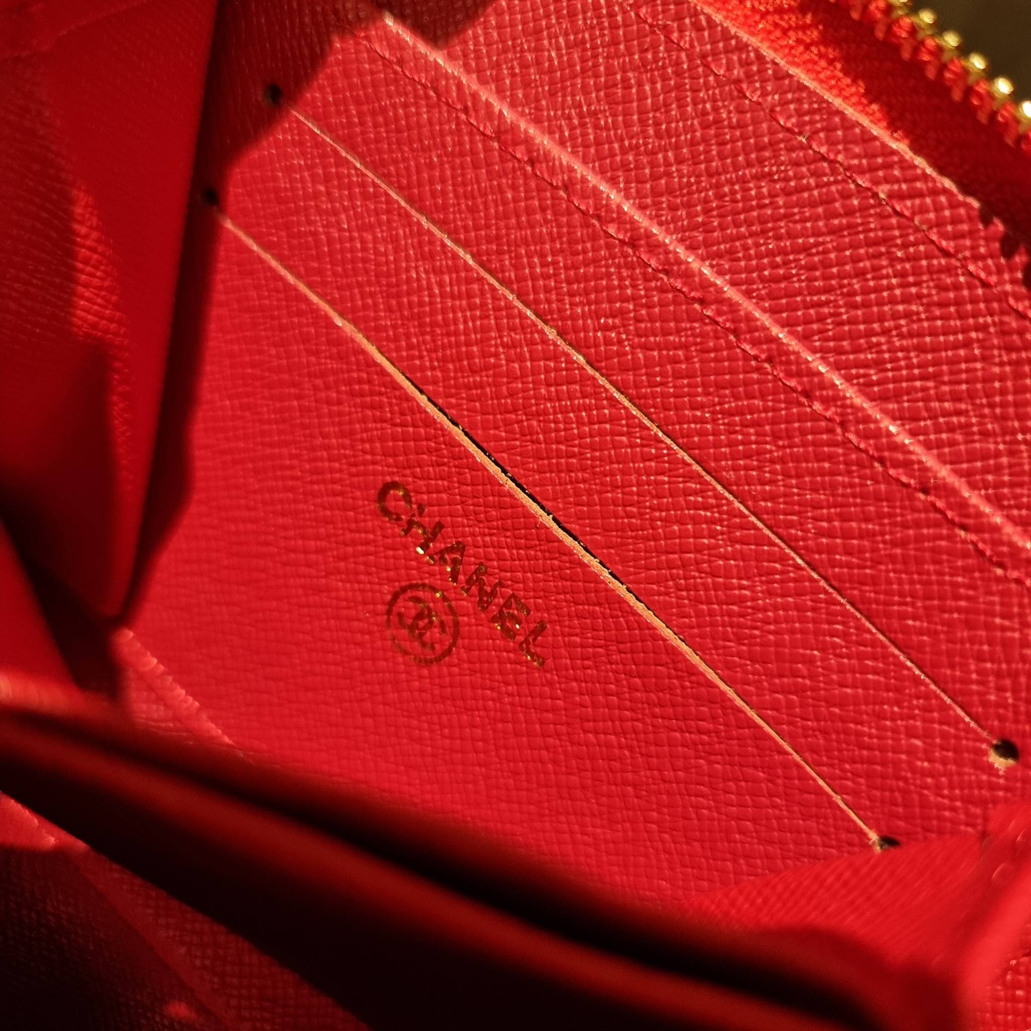 กระเป๋าสตางค์ใบสั้นรุ่นซิปรอบ จาก Chanel เรียบหรู ดูไฮน์ วัสดุหนังสังเคราะห์ลายคาร์เวีย ด้านในเป็นหนังซาฟเฟียโน่ เปิด-ปิดด้วยซิป รูดใช้งานง่าย ภายในกระเป๋ามีช่องใส่บัตร ใส่ธนบัตรได้ (แบบพับ) ดีไซน์เรียบหรูตามสไตล์ ใช้แล้วเฮง ใช้แล้วรวย จัดเลยจ้าา 🥰