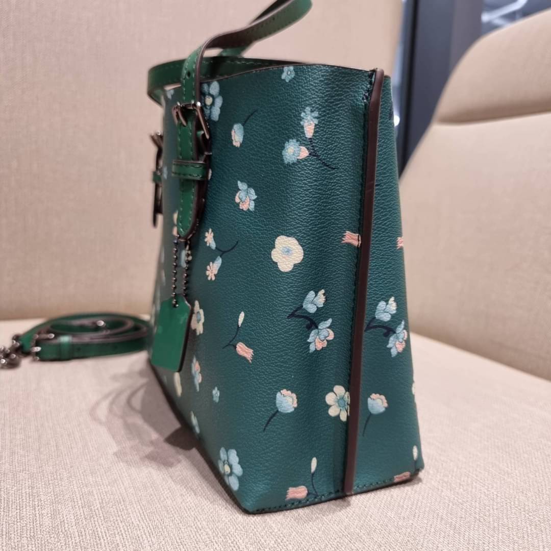 COACH C8613 MOLLIE TOTE 25 WITH MYSTICAL FLORAL PRINT คอลใหม่ล่าสุด ยังไม่เข้า shop ไทย สวยๆแบบไม่ต้องรอพรีฯให้ยาวนาน กับกระเป๋าโท้ทไซส์เล็กที่สาวๆต่างก็ต้องปักใจรัก สวยสมใจ ดีไซน์ลวดลายดอกไม้ คละเคล้าเต็มใบ สีสันสดใส น่าใช้สุดๆ วัสดุหนังแคนวาส ภายในโล่งก
