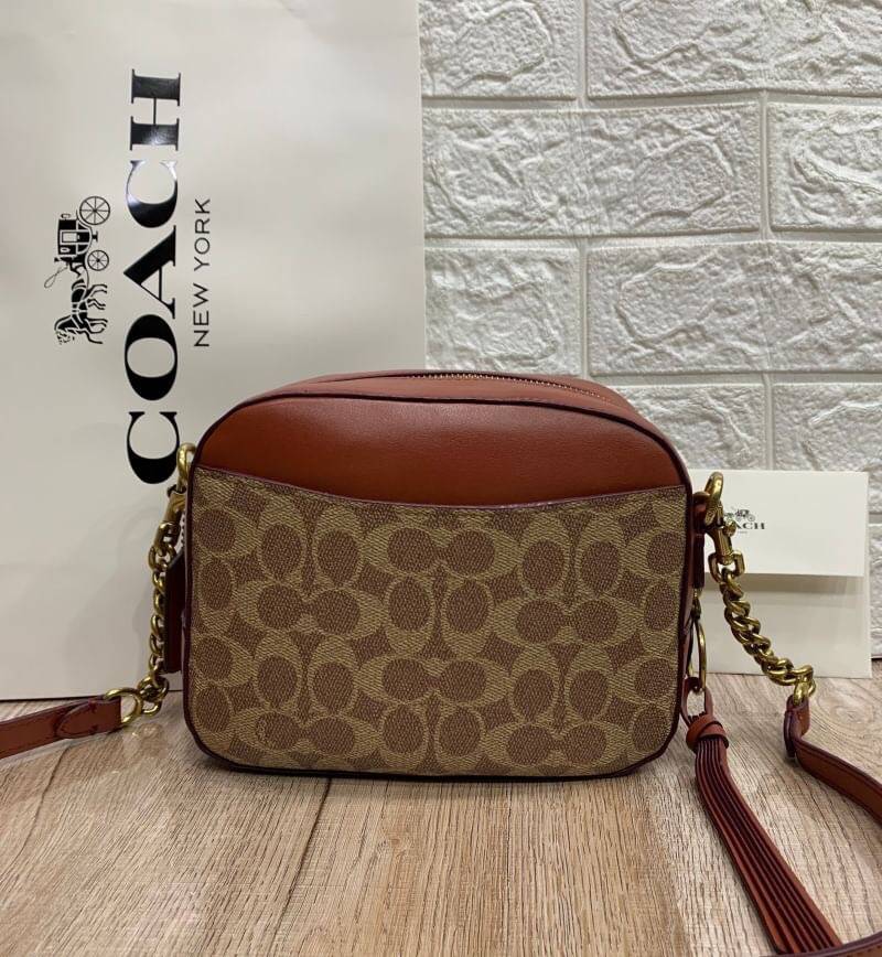 COACH SIGNATURE CROSSBODY BOX BAG ((F31208)) กระเป๋าสะพายวัสดุหนังแท้ จาก coach factory outlet หนังนิ่ม ทรงสวย ตัวกระเป๋าลายแบรนด์ ตัดขอบหนังเรียบได้สวยงามค่ะ ด้านหน้า-หลัง มีช่องสำหรับใส่ของ เปิดปิดกระเป๋าแบบซิป ที่จับเป็นพวงหนังอะไหล่แบรนด์ภายในกระเป๋าก