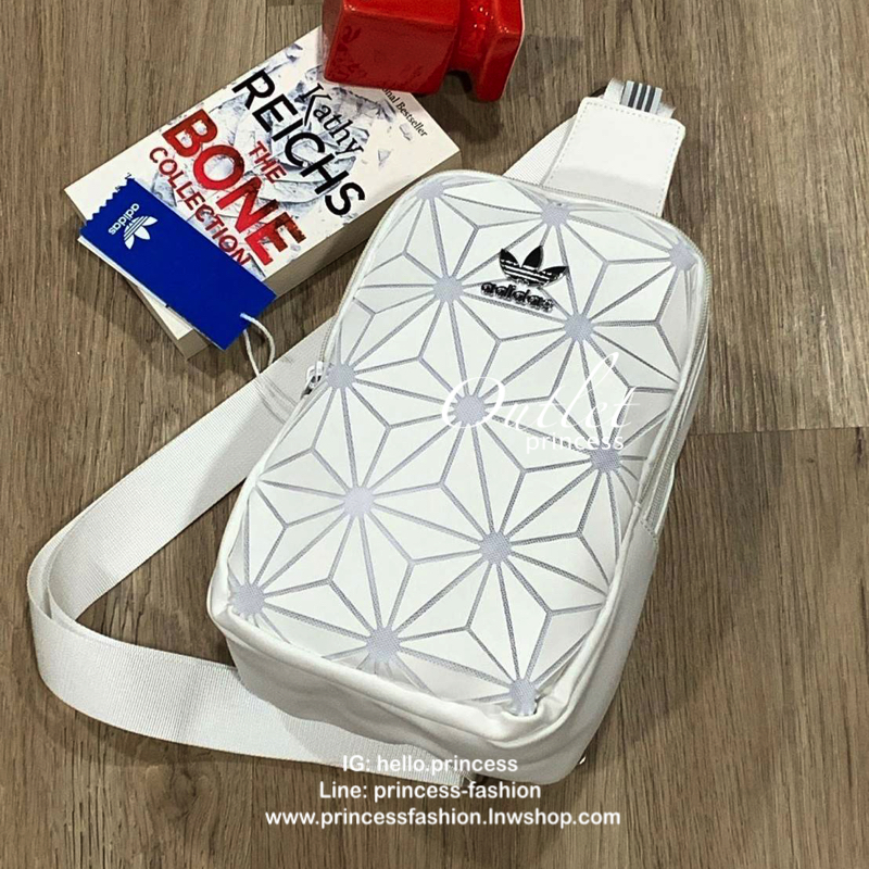 Adidas Originals 3D Mini Airline Waist Bag กระเป๋าสะพายสไตล์สปอร์ตทรงคาดอกรุ่นใหม่ดีไซน์สุดฮิตสไตล์ ISSEY MIYAKE เปิดปิดด้วยซิปคู่ปั้มโลโก้แบรนด์ ภายในสกรีนโลโก้ ช่องกว้างมีช่องใส่มินิไอแพค ใส่กระเป๋าสตางค์ยาวได้ ผลิตจากวัสดุที่โปร่ง ป้องกันการอับชื้นได้ด