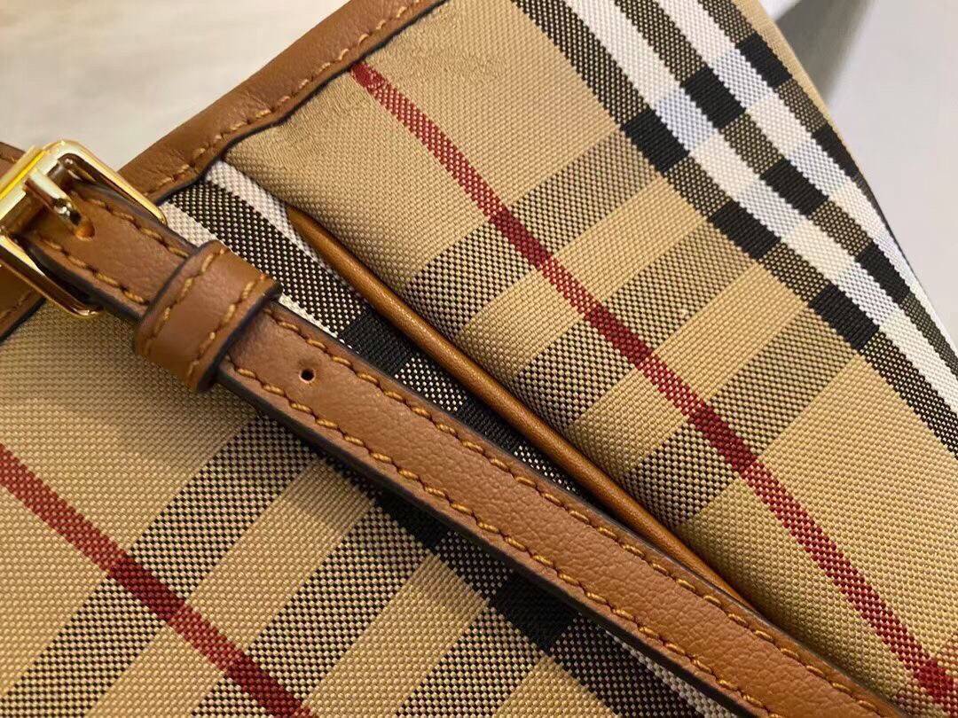 พรีเมี่ยมกิ๊ฟแท้ Burberry New War Horse Check Tote Gift Bag