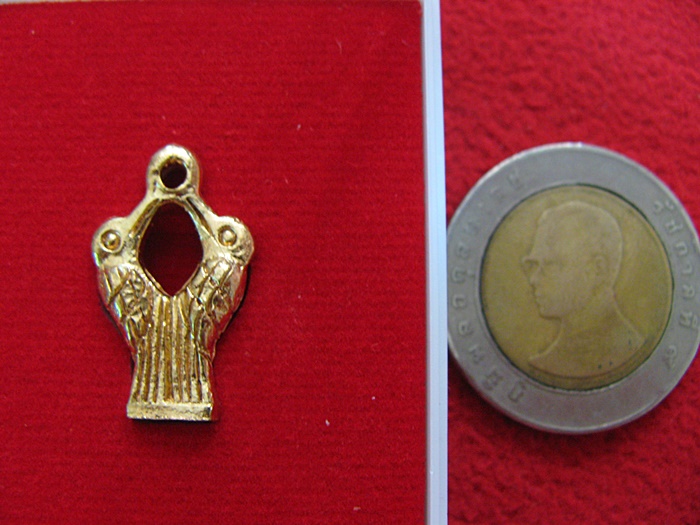 สินค้าหมดค่ะ สาริกาลิ้นทอง มหาลาภ เนื้อทองจังโก๋ สถาบันพยากรณ์ศาสตร์ พ.ศ.2559 พร้อมกล่องเดิมค่ะ