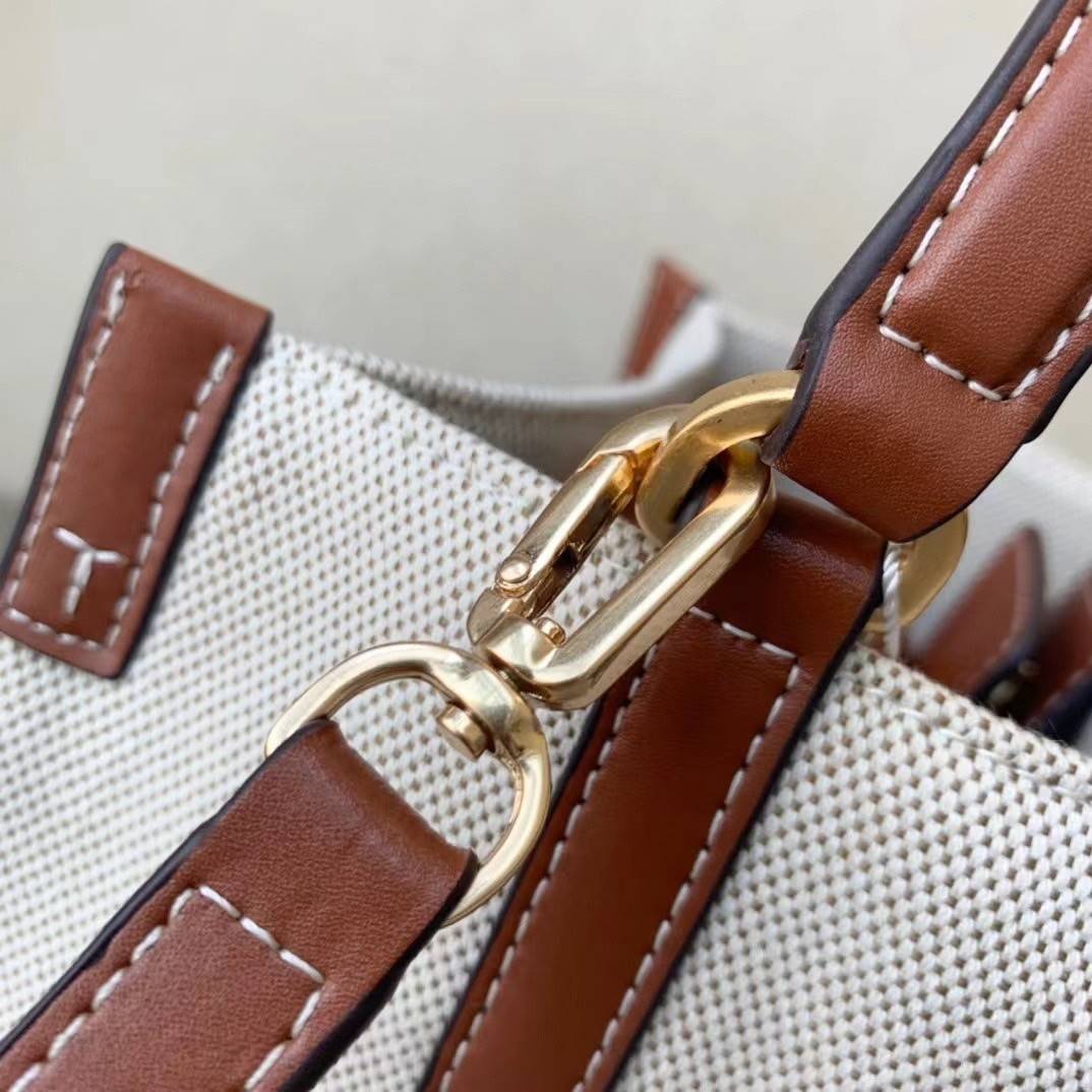 Tory Burch Blake Canvas Bucket Bag รุ่นใหม่ล่าสุด สวยไฉไลฝุดๆ แบบสวยคลาสสิค กระเป๋าทรงถัง วัสดุ Canvas สายหนังแท้ อะไหล่ทอง เปิด-ปิด ด้วยกระดุมแม่เหล็ก ด้านในโล่งมีช่องเล็กใส่โทรศัพท์ได้ น้ำหนักเบา สายสะพายถอดสายได้ crossbody ได้ ปรับระดับได้