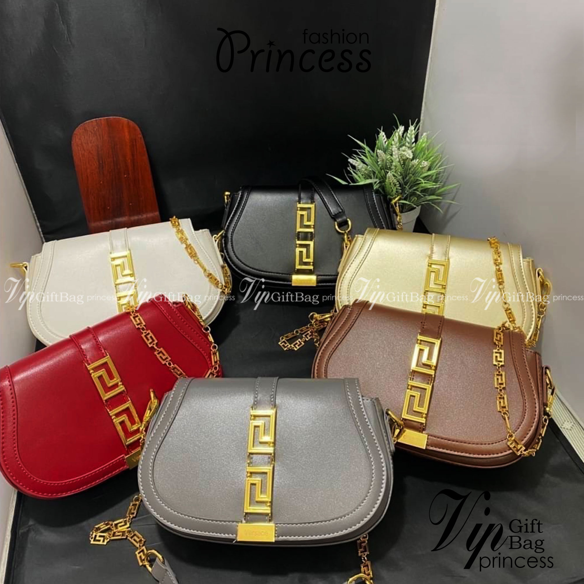 Versace Small Greca Goddess leather shoulder bag สัมผัสกระเป๋าสุดไอคอนิกอย่าง “Greca Goddess” พร้อมลวดลายที่สะท้อนตัวตนในรูปแบบใหม่ของ Versace ที่บอกเล่าเรื่องราวฉบับใหม่ของเเบรนด์ได้อย่างน่าหลงใหล