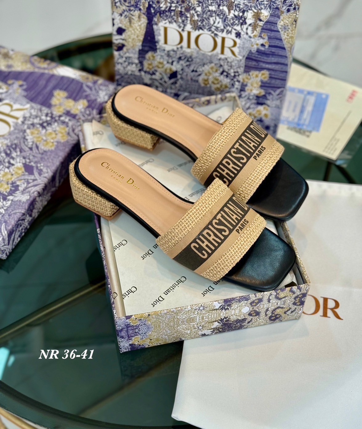 พร้อมส่ง Dior Sandals รองเท้าแตะดิออ รองเท้าส้นเตี้ย เสริมส้น งานคัดเกรดคุณภาพทอละเอียด ปั้มแบรนด์ พื้นยางกันลื่นอย่างดี กระชับเท้า ใส่สบายเดินได้นาน ไม่เจ็บไม่บีบเท้า สวยเกินราคา ภาพถ่ายจากงานจริง สวยตรงปกค่ะ