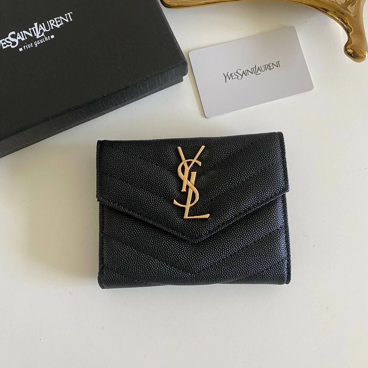 VIP GIFT 】หนังแท้ YSL 13cm SAINT LAURENT Monogram Compact Trifold Wallet กระเป๋าสตางค์ใบสั้น 3 พับ งานดีสุด รอบที่แล้วไม่พอขาย สามพับ ใส่แบงค์ ใส่บัตร ใส่เหรียญได้เยอะ ใบเดียวครบจบเลย หนังสวยมาก ละเอียดสุดๆ