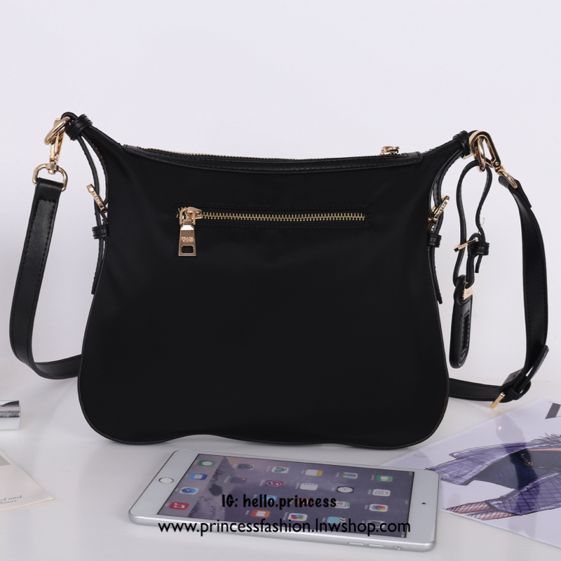 Prada Tessuto Saffiano Nylon and Leather Crossbody Messenger Bag กระเป๋าสะพาย ทรงสวย ดูโดดเด่น จากแบรนด์ Prada แท้ 100% ทำจากวัสดุผ้าไนล่อน เนื้อหนา คุณภาพดี อะไหล่ทอง สวยหรูดูแพง ซับในพิมพ์ลายแบรนด์สวยๆ ตามแบบฉบับแบรนด์ ใส่ IPad, เครื่องสำอางค์, กระเป๋าส