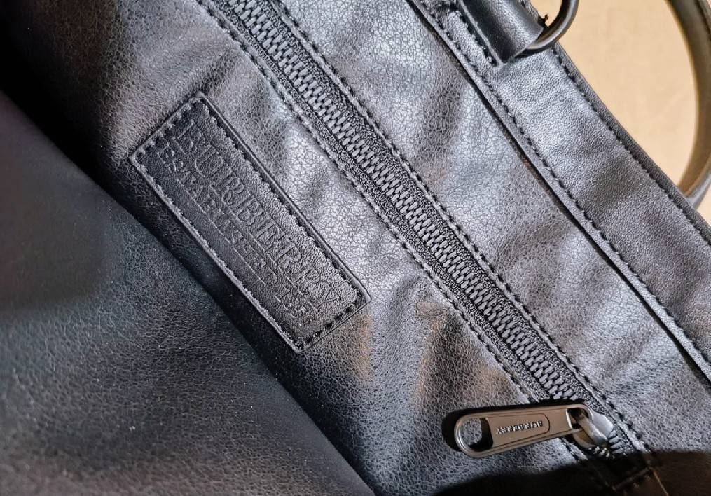 VIP 】ห้ามพลาด! พร้อมส่ง Rare Items! NEW ARRIVAL! BURBERRY FRAGRANCES MONOGRAM TOTE BAG VIP GIFT WITH PURCHASE (GWP) Limited Edition จาก BURBERRY PURFUME COUNTER วัสดุหนังแท้และ POLYAMIDE ขึ้นลาย TB Monogram ประดับโลโก้ด้านหน้า ใบใหญ่จุใจ ใส่หนังสือ เอกสาร