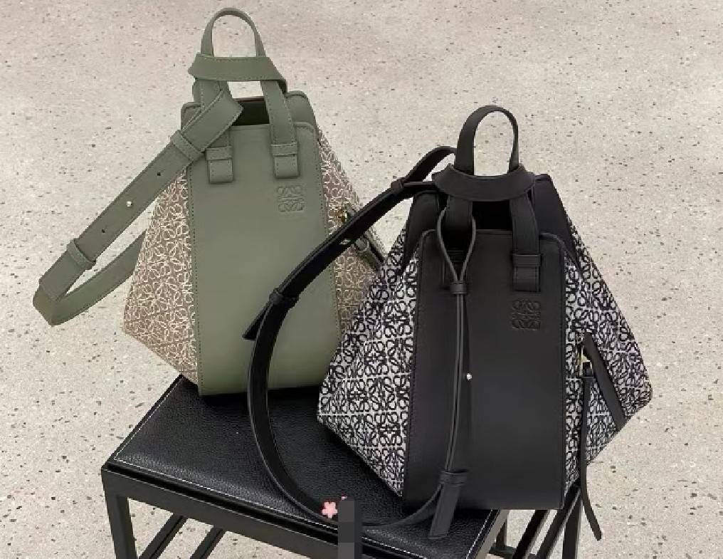 LOEWE ANAGRAM SHOULDER BAG รุ่นหายากสุดเลอค่าวัสดุ Anagram Canvas ตัดหนังแท้ Calfskin สุดคลาสสิค ขนาดกำลังดี น้ำหนักเบา ภายในโล่งกว้างและจุ ใส่กล้อง มือถือ ของใช้ได้เยอะ มาพร้อมหูสั้นหนังแท้หิ้วถนัดมือและสายหนังยาวสะพายไหล่หรือ Crossbody ก็ดูดี ตัวจริงสวย