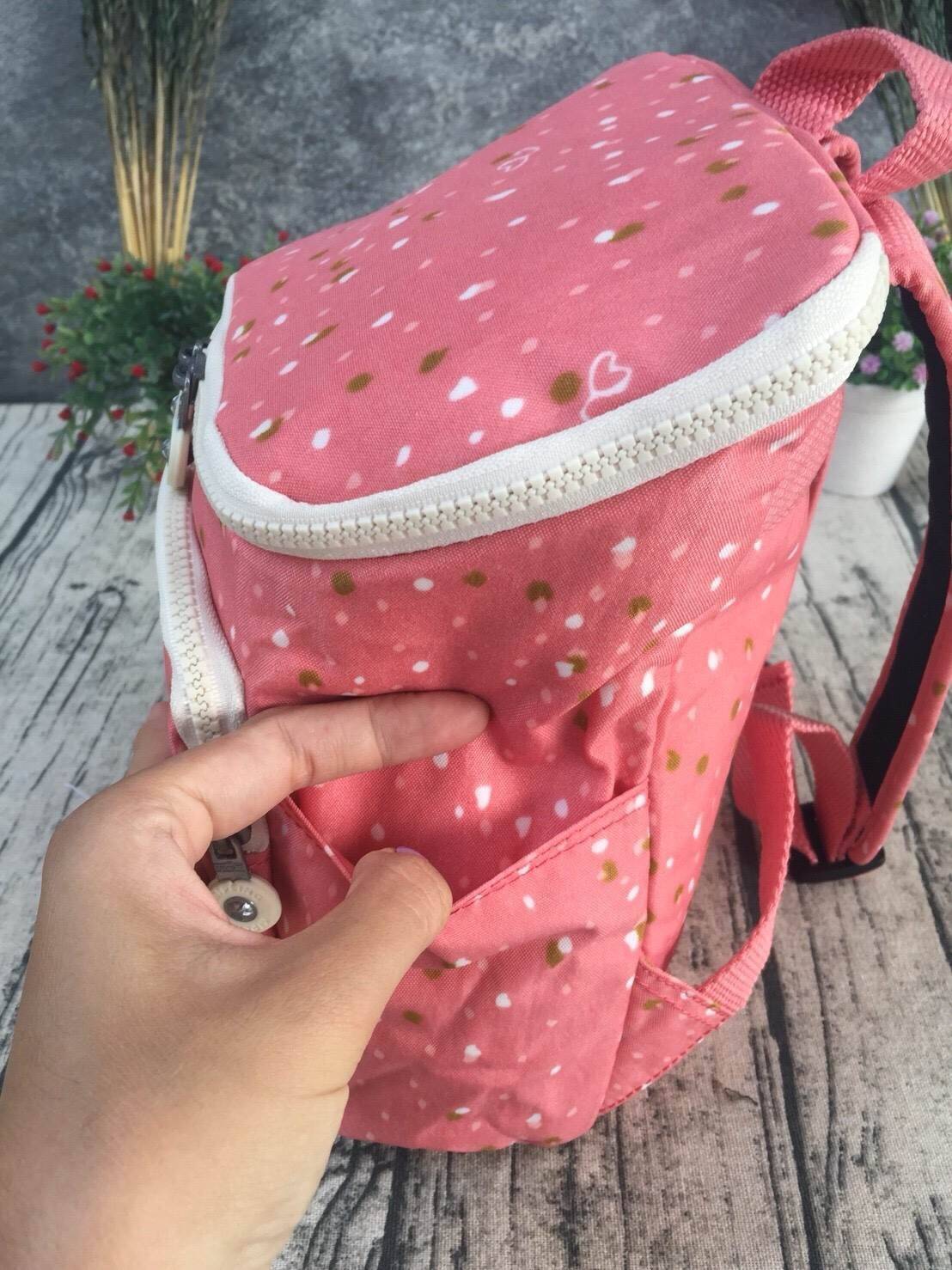 กระเป๋าเป้ Blakeney ไซส์ S จาก KIPLING ที่ออกแบบมาสำหรับผู้หญิง มาพร้อมดีไซน์เบาะรองรับหลัง ซึ่งเหมาะสำหรับ active lifestyle สามารถเก็บของได้อย่างจุใจแต่มีน้ำหนักเบา รวมถึงมีคุณสมบัติกันน้ำช่วยป้องกันให้ของในกระเป๋าปลอดภัยไร้กังวล