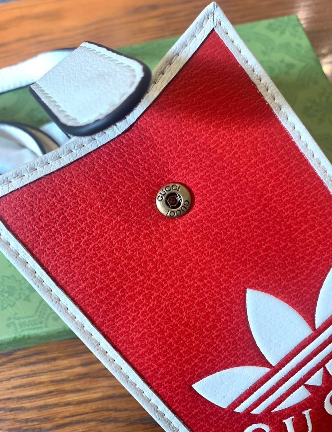 adidas x Gucci phone case ไม่มีได้ยังไง หนุ่มๆสาวๆต้องมีติดตัวค่ะ กระเป๋าใส่มือถือ มีโลโก้แบรนด์แบบนูนอันเป็นสัญลักษณ์ของคอลเลคชั่นนี้เลยค่ะ