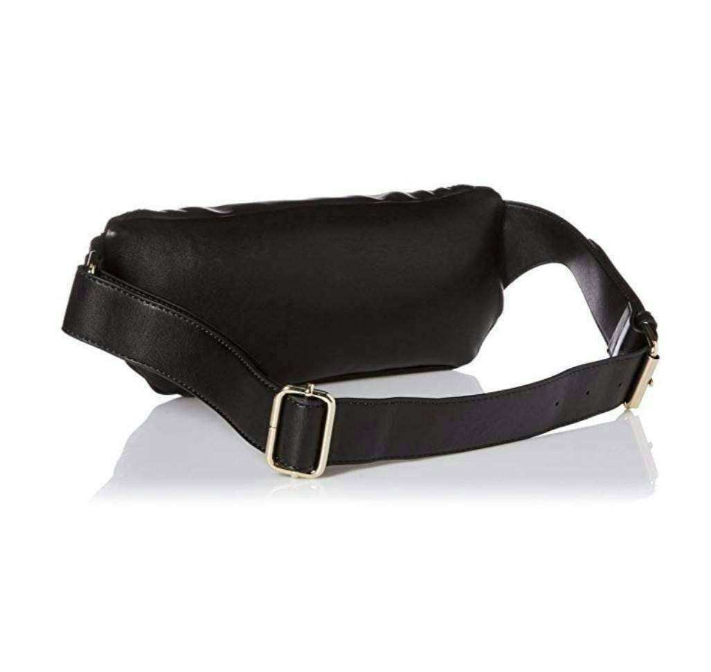 GUESS URBAN SPORT SAVOY BLACK BELT BAG กระเป๋าหนังเรียบสวยคาดเอว/อก ทรงสปอร์ตสีดำ ด้านหน้าและด้านในติดโลโก้แบรนด์สีทอง เปิดปิดด้วยซิป มี 1 ช่องซิปหน้า ภายในกระเป๋าโล่งกว้าง มีอีกหนึ่งช่องซิปเล็ก สามารถใส่มือถือได้ทุกรุ่น จุของได้เยอะ รับรองถูกใจสาวๆแน่นอน