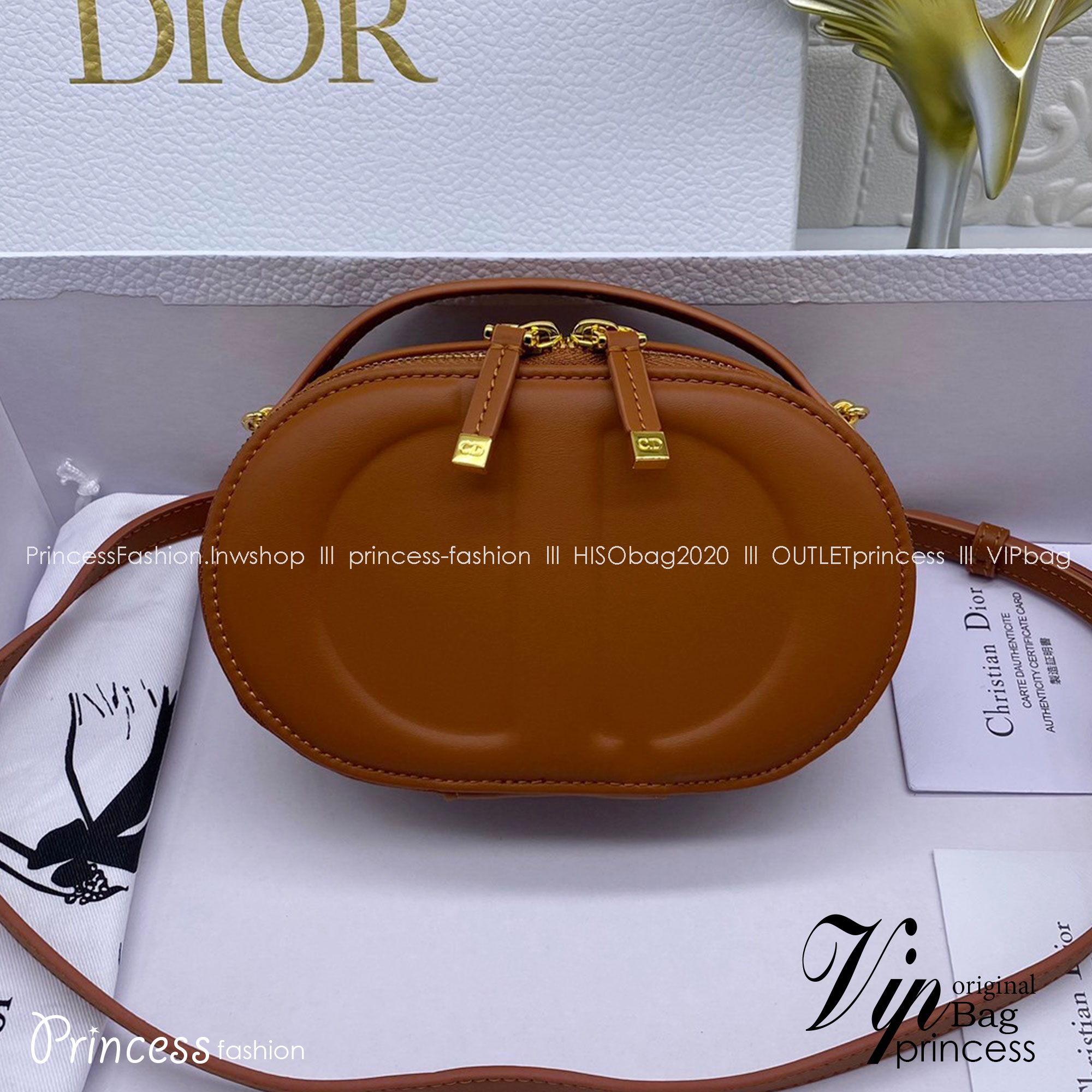 DIOR CD Signature Bag with Strap 17cm / CD OVAL CAMERA BAG / Dior Camera Bag ดีไซส์ใหม่ล่าสุด บ่งบอกถึงความหรู แต่ใช้งานได้โอกาส ใช้ได้ทั้งชายหญิง กระเป๋าสะพายทรงกล้อง ขนาดกะทัดรัด ไซส์สะพายคล่องตัว สีผู้ดีมากๆ
