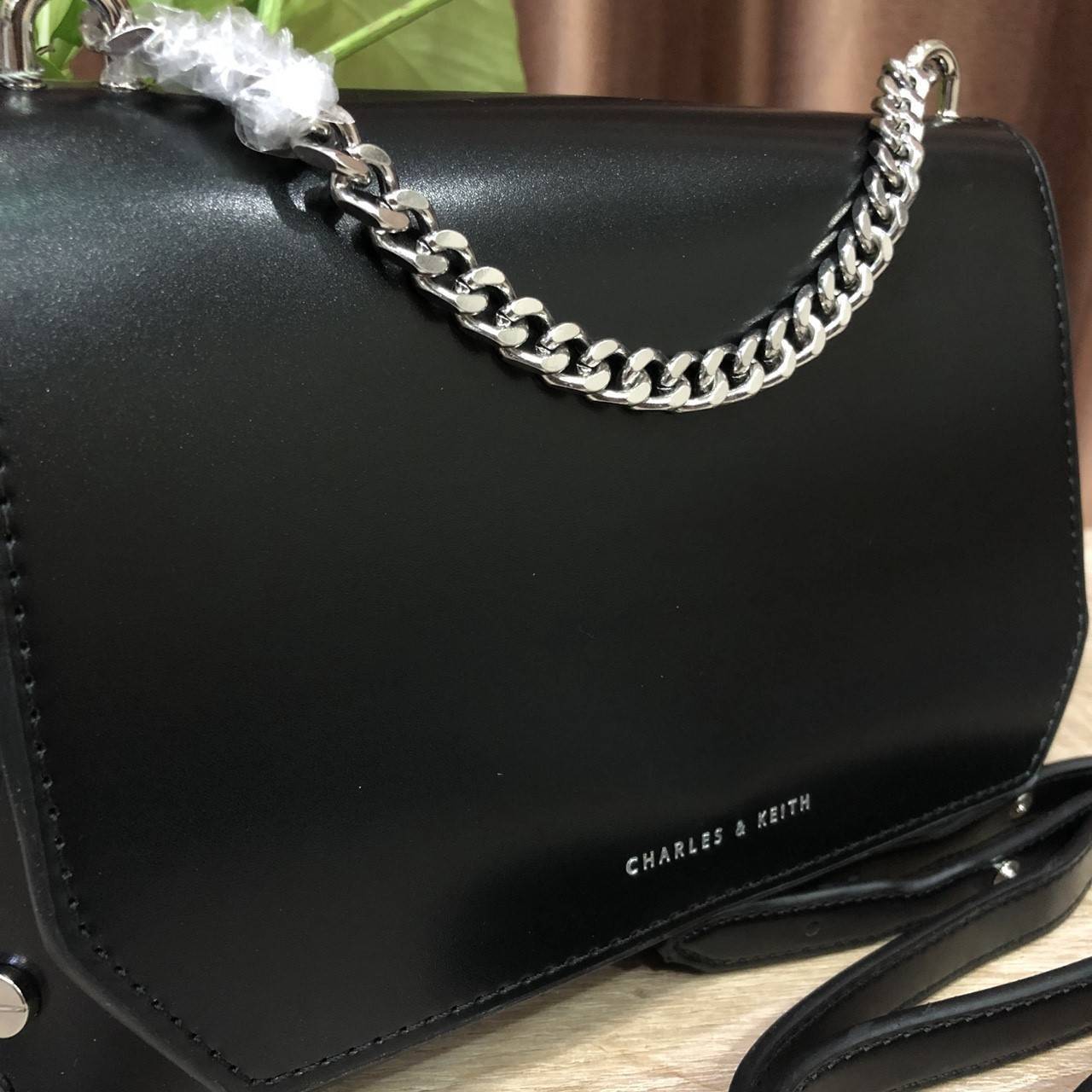 Charles&keith push-lock chain shoulder bag กระเป๋าถือหรือสะพาย ขนาดกำลังดี เนื้อเรียบ อยู่ทรงสวย ประดับด้วยหมุดด้านข้าง เปิดปิดแบบดันล็อค ภายในมีช่องใส่บัตร โล่งกว้าง จุของได้เยอะ มาพร้อมสายสะพายยาวสามารถถอดออกได้ปรับระดับได้ จะถือหรือสะพายก็สวยเก๋ ไปได้ท