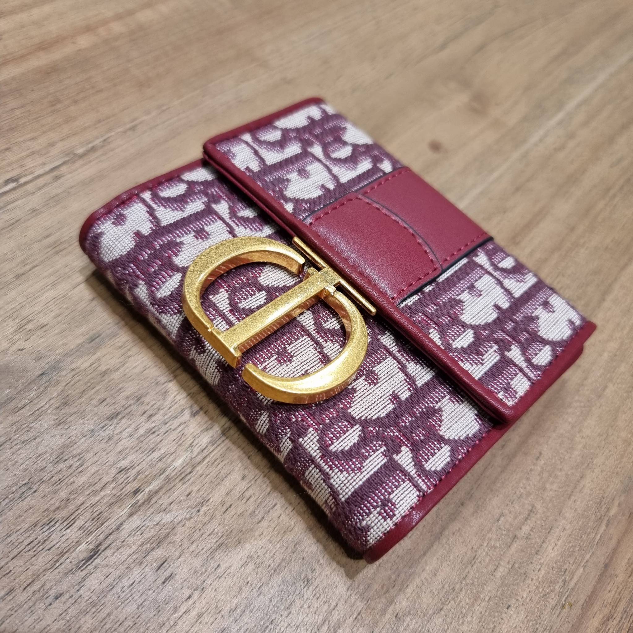 VIP 】CD TRIFOLD WALLET WITH GWP ที่สุดของความคลาสสิค กระเป๋าสตางค์ใบสั้นแบบพับ พรีเมี่ยมกิ๊ฟจากเคาน์เตอร์ วัสดุผ้าแคนวาสปักลาย สลับหนังแท้ภายใน โลโก้สีทองเหลือง สวยวินเทจ โดดเด่นเป็นเอกลักษณ์ ภายในมีช่องใส่บัตร ใส่ธนบัตร ใส่เหรียญได้ คัดมาให้แบบปังๆ ต้องจ