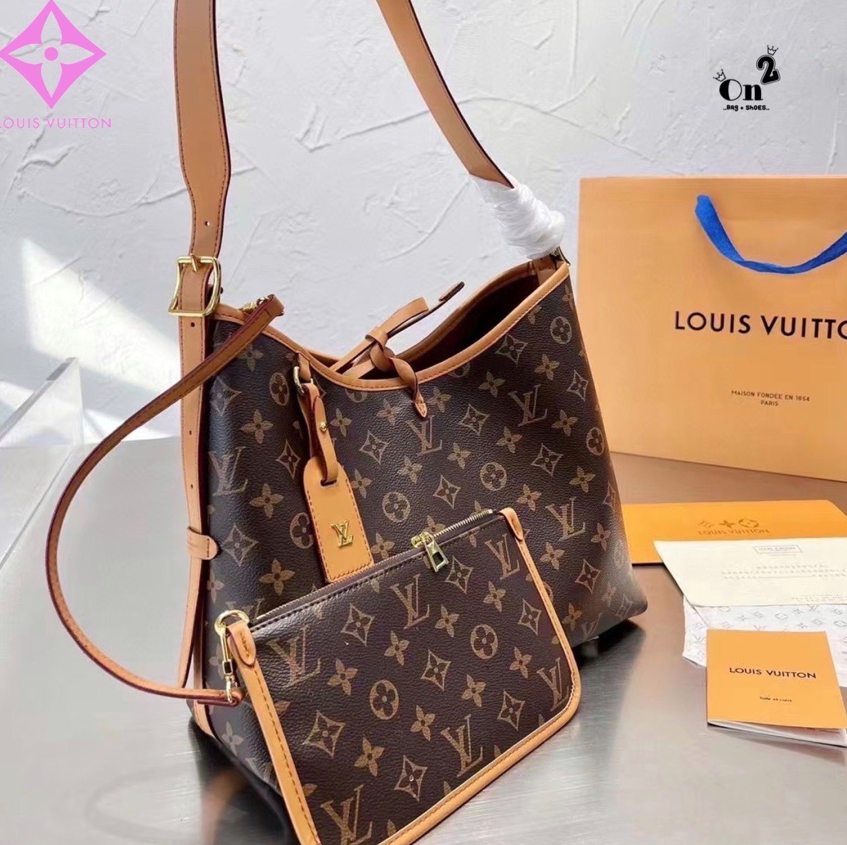 LV CARRYALL Monogram Canvas 12" / LV Shopping Bag รุ่นใหม่ล่าสุด กระเป๋าสะพายทรงหรูหรามีสไตล์ สวยปังมั้ยไหว ใบจริงสวยมากกกก ได้สวยก่อนใคร วัสดุหนังแคนวาสเคลือบลาย สวย คลาสสิค ภายในเป็นช่องโล่ง จุของได้เยอะ สาวๆใช้ใบนี้ สะพายไปไหนก็เข้ากัน ถ่ายรูปสวยๆ