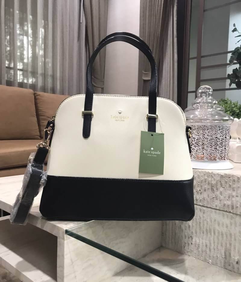 Kate Spade New York Cedar Street Maise CrossBody Bag กระเป๋าถือหรือสะพาย หนังลาย Saffiano สีทูโทนดำขาว สวยอยู่ทรงอด้านหน้าประดับ logo brand เปิดปิดด้วยซิป ภายในมีช่องซิป และช่องเล็ก ใส่กระเป๋าสตางค์ใบยาว ของใช้ ได้เยอะ มีหมุดรองฐานกันรอยสี่มุม มาพร้อมสายส