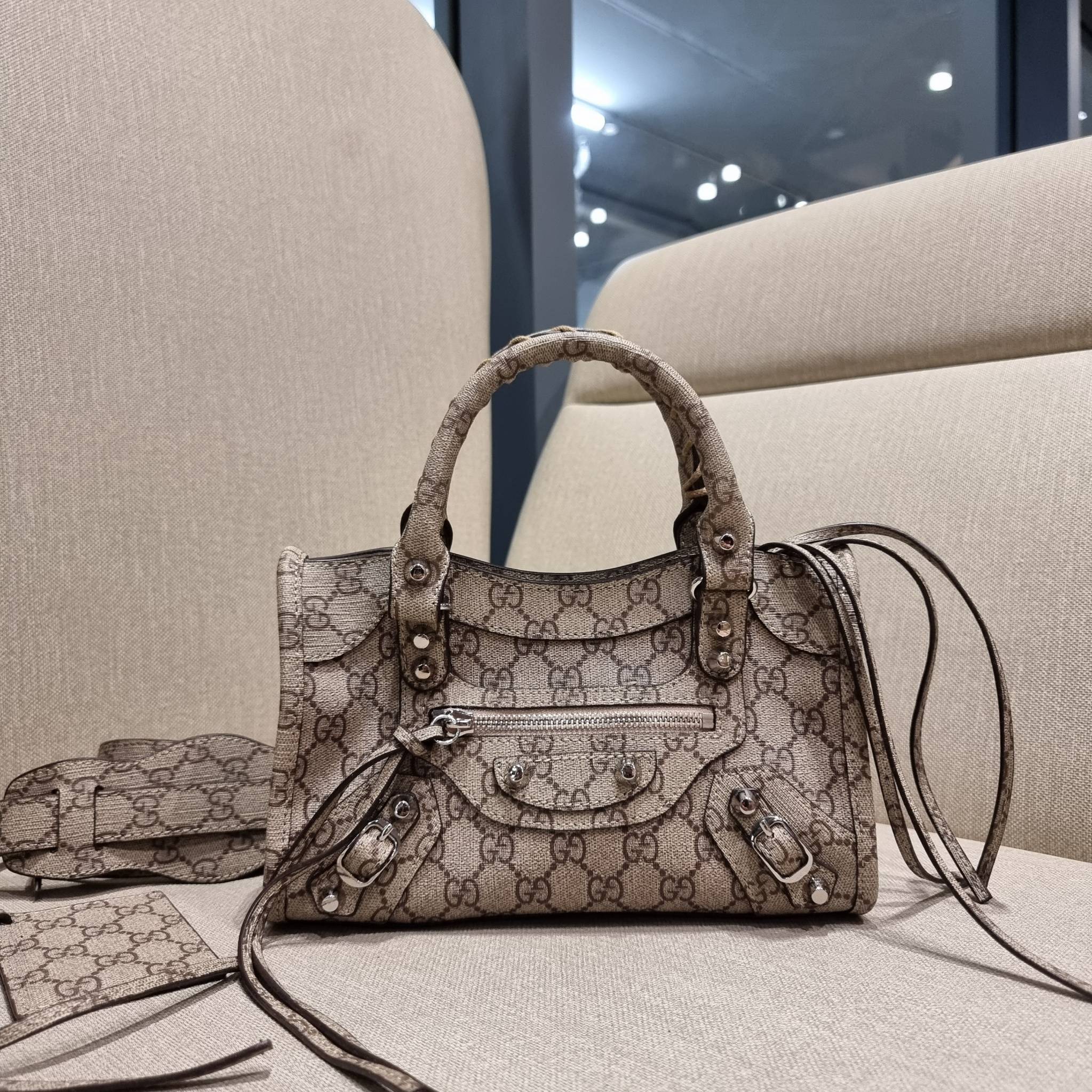 ไซส์ใหม่ กับรุ่นคอลแลบอีกหนึ่ง ที่ฮอตติดลมไม่เลิก!! Gucci×Balenciaga neo classic small bag กระเป๋าถือ/สะพายข้างที่โดดเด่นในสไตล์ที่ไม่ซ้ำ ไม่เกร่อ ดีไซน์มีกิมมิคและลูกเล่นแพรวพราว ทั้งหนังรูดซิป ทั้งหูจับ ทั้งความตกแต่ง มีดีเทลอัพราคาไปหมด วัสดุหนังแคนวาส