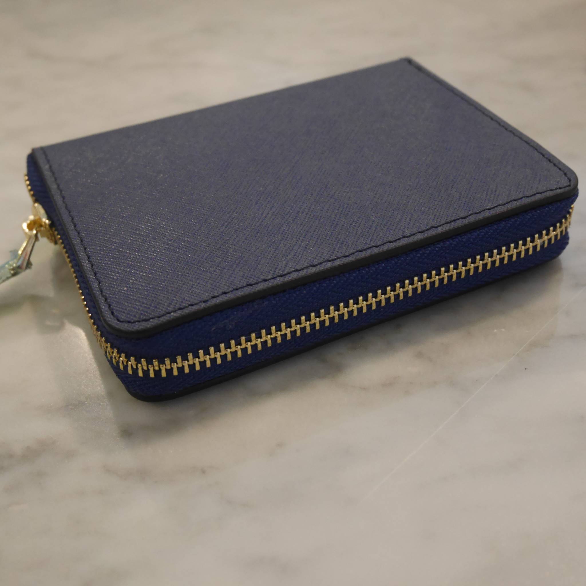 New Color•• รุ่นที่รอคอยสำหรับสาวๆที่ชอบ กปต.สั้น ก็มาแล้วค้า กับ Prada Short Saffiano wallet กระเป๋าสตางค์สั้น ขนาดกะทัดรัด เปิดปิดด้วยซิป อะไหล่ทอง ปั้มแบรนด์ ทั้งใบ **จุดเด่น มีช่องใส่รูปถ่าย ใส่บัตรได้หลายช่อง ด้านในมีช่องซิปแยกอีก1ช่องค้า อีกหนึ่งไอเ